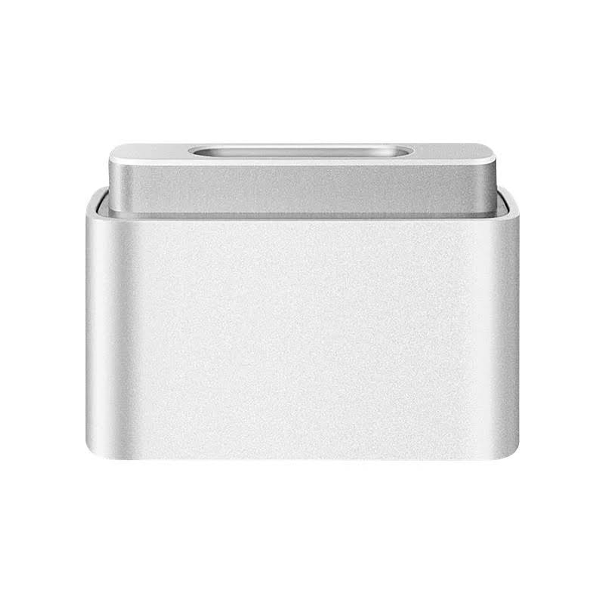 Adaptateur de charge argenté. Forme rectangulaire. Fond blanc.