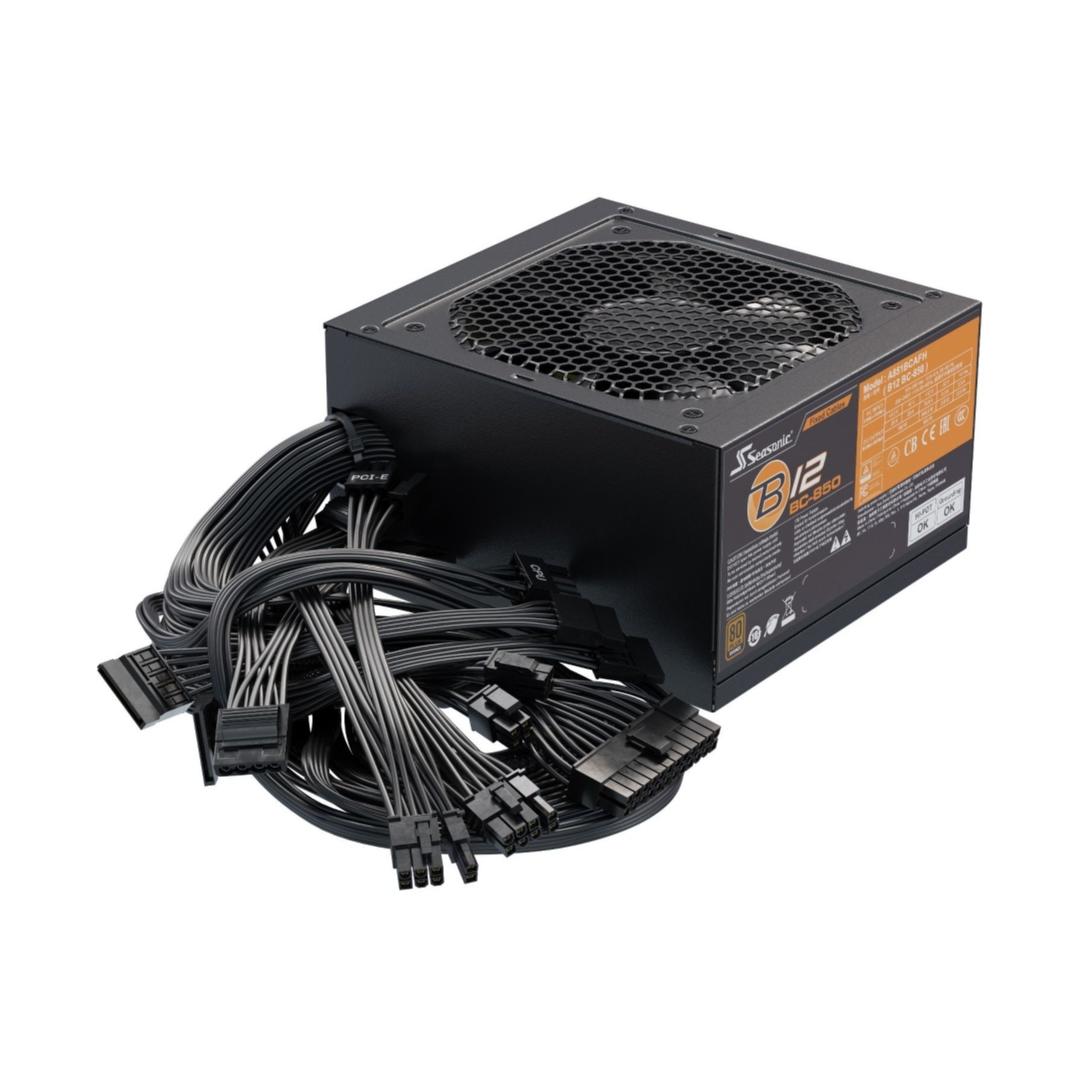 Alimentatore per computer nero con cavi. Ventola visibile. I cavi sono disordinati.