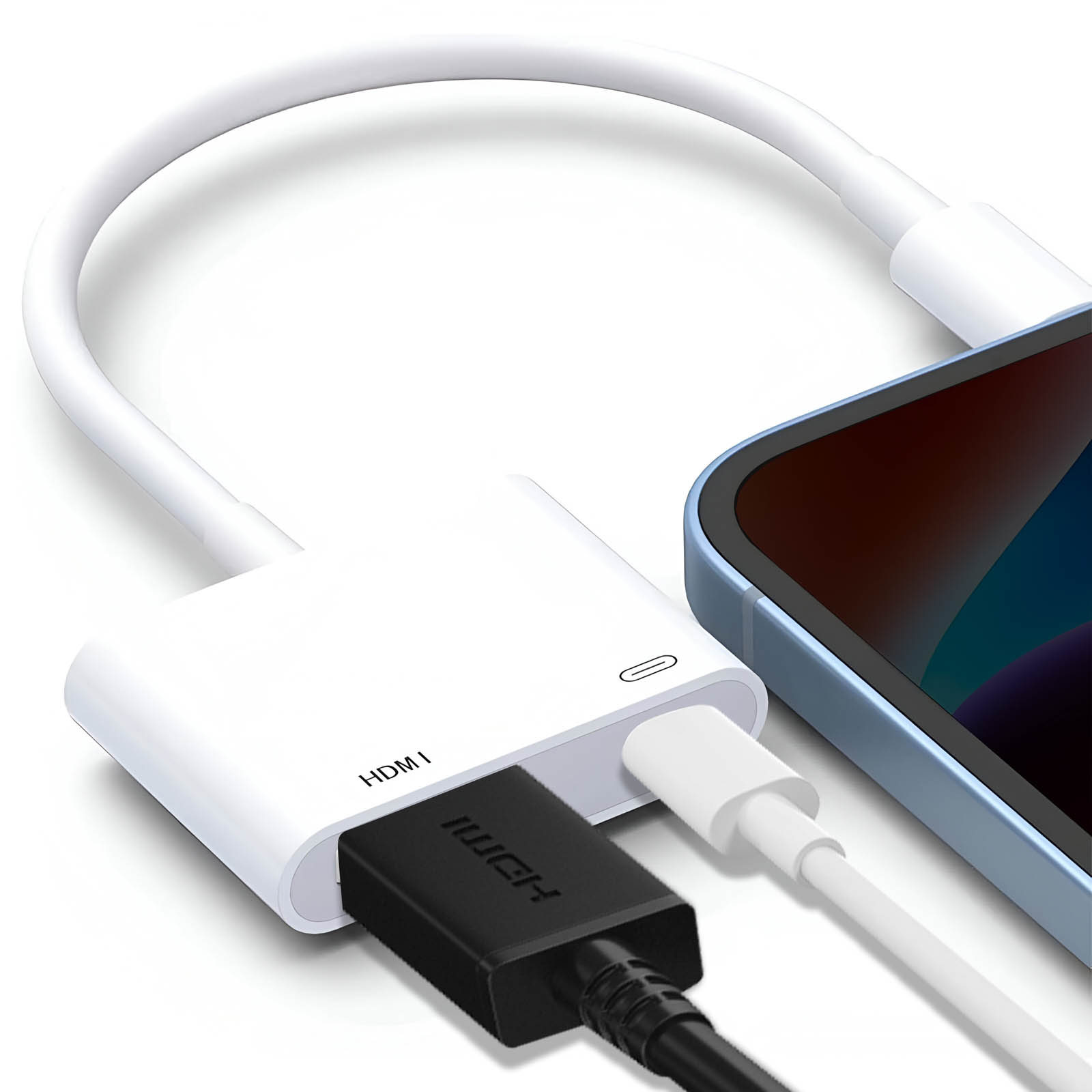 Weißer Adapter mit HDMI und USB-C, verbunden mit schwarzem HDMI-Kabel und Telefon.