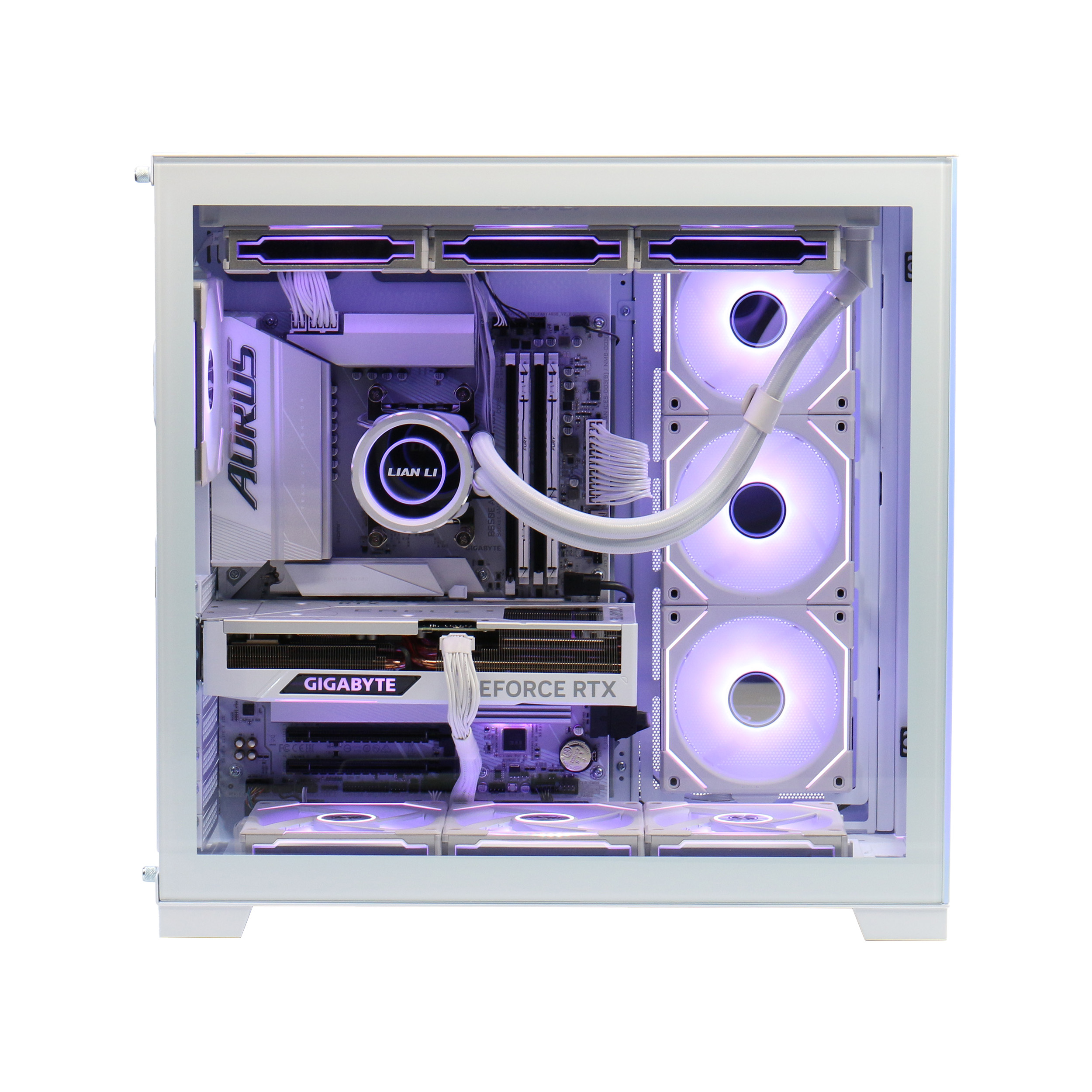 Weißes Computergehäuse mit Komponenten wie Lüftern, GPU und Flüssigkeitskühler, gut beleuchtet.