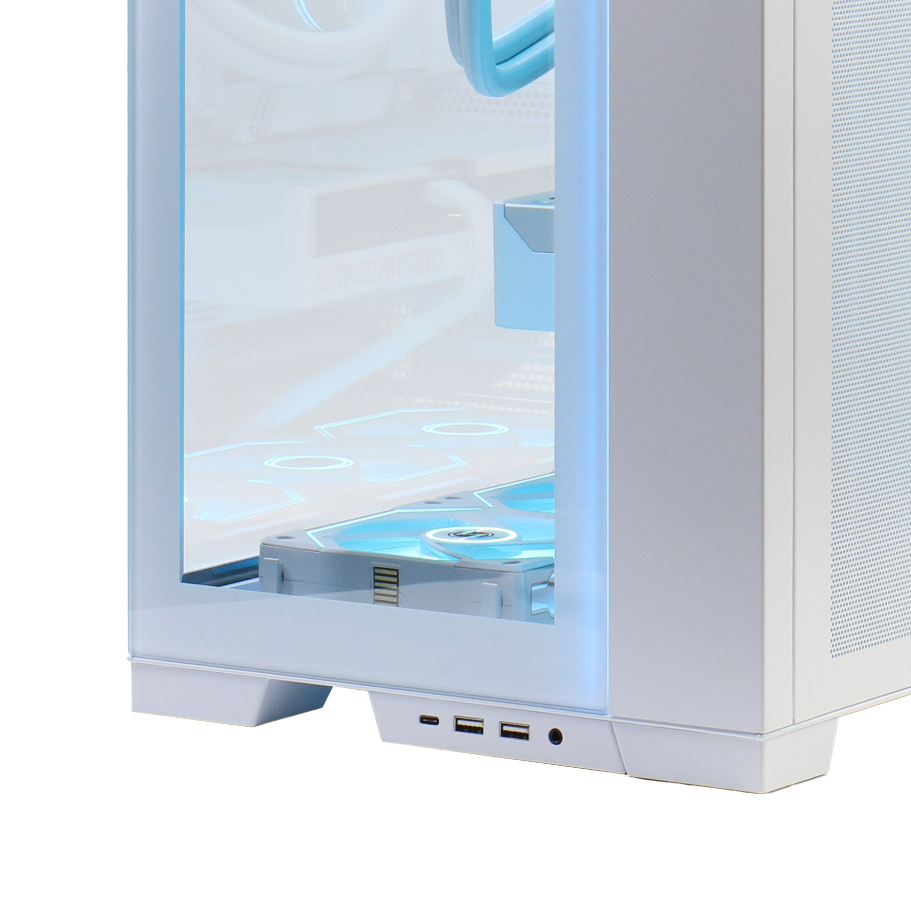 Weißes Computergehäuse mit Glasseitenwand, die interne Komponenten mit blauer Beleuchtung zeigt.