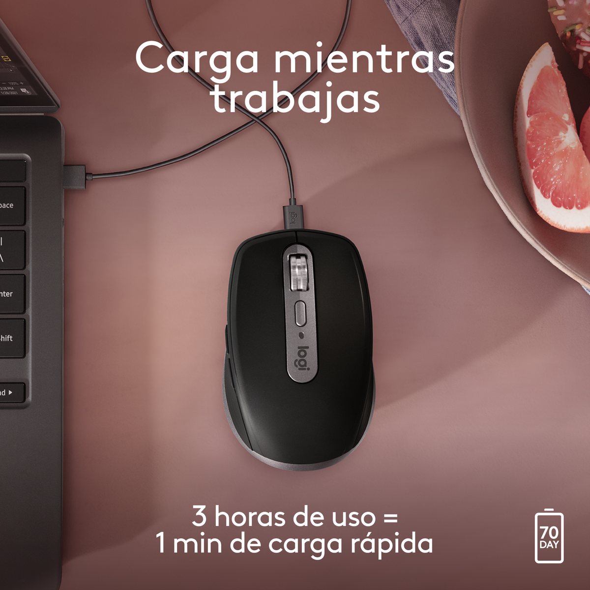 Mouse nero collegato a un laptop, con testo che descrive la ricarica.