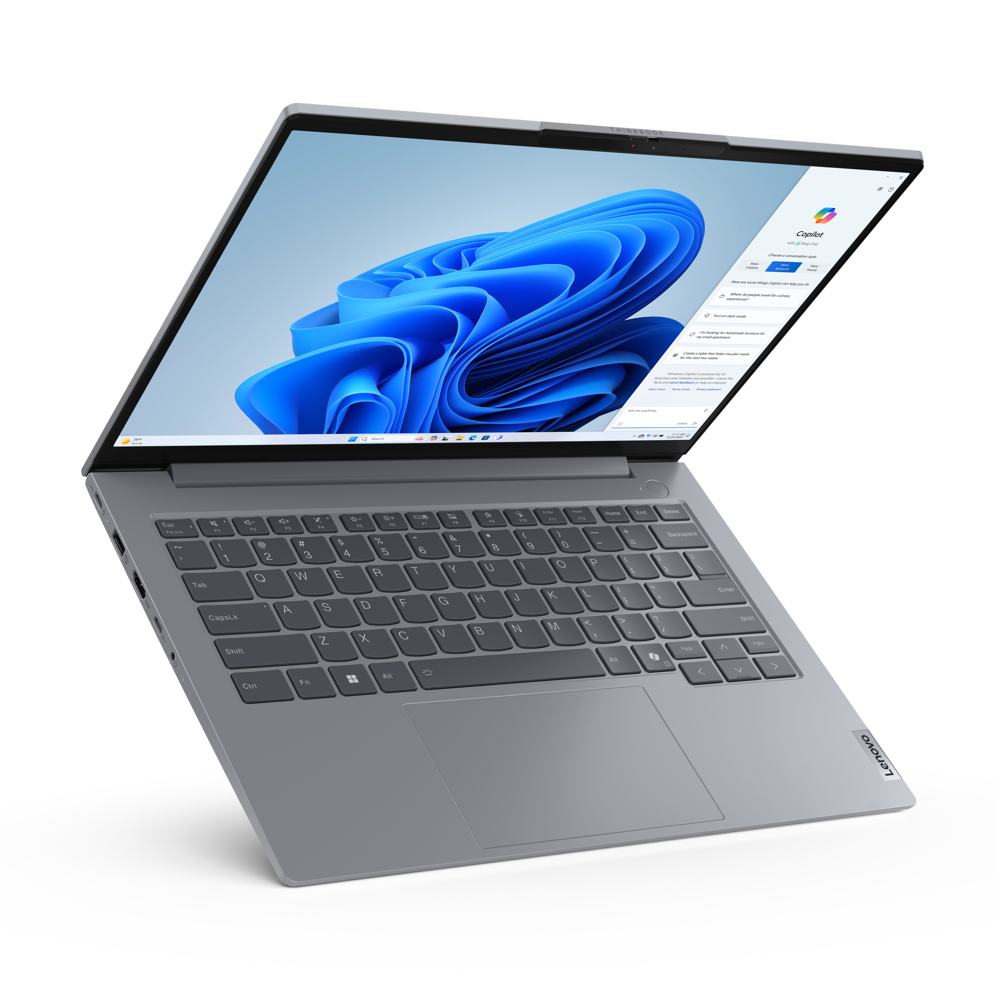 Szary laptop z otwartym ekranem, wyświetlający interfejs Windows 11.