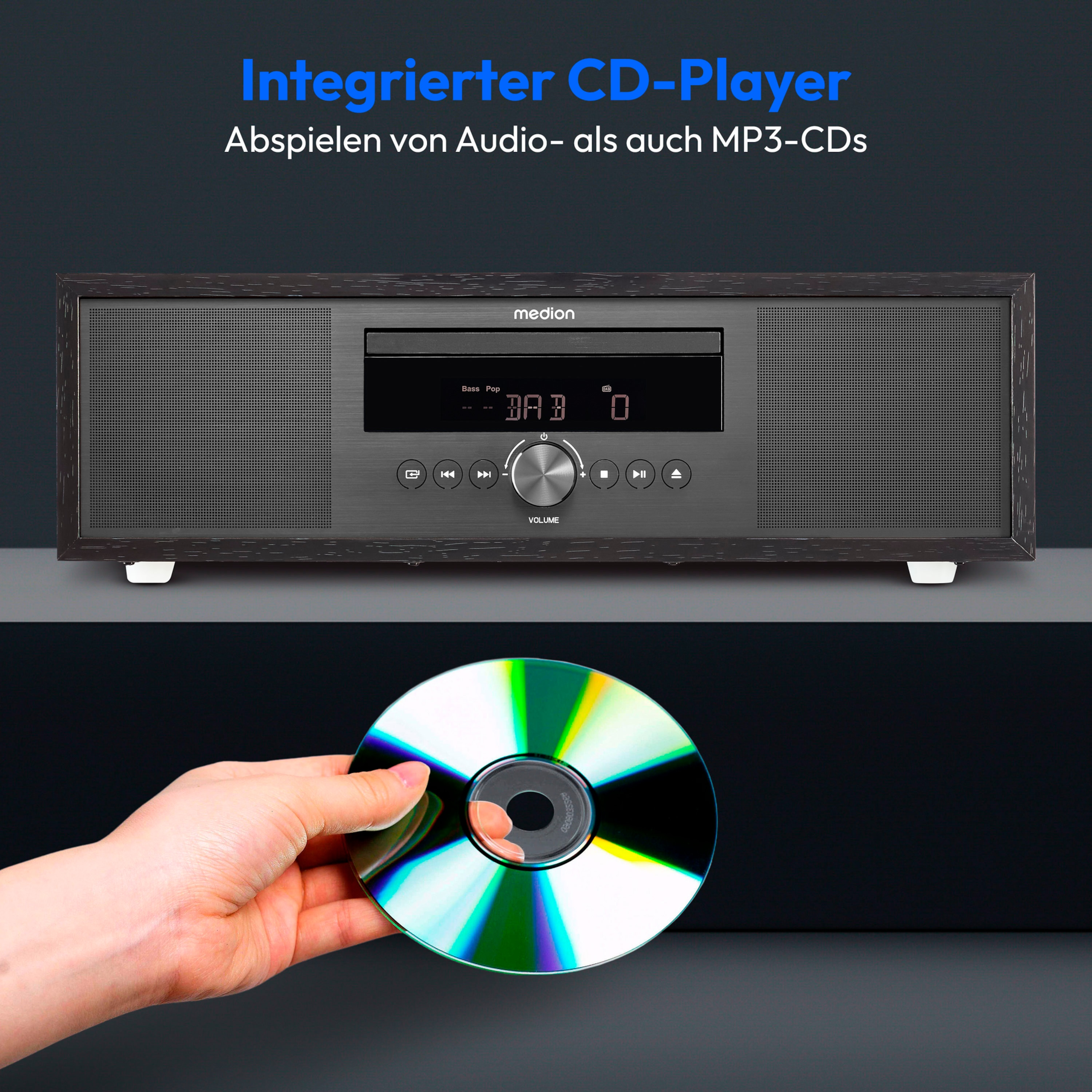Een persoon die een cd vasthoudt voor een radio. De radio heeft een display en knoppen.