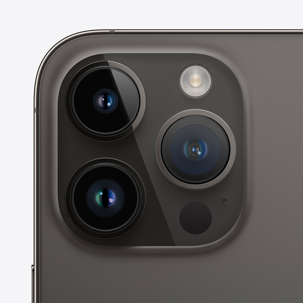 Zbliżenie tylnego aparatu telefonu z trzema obiektywami i lampą błyskową.