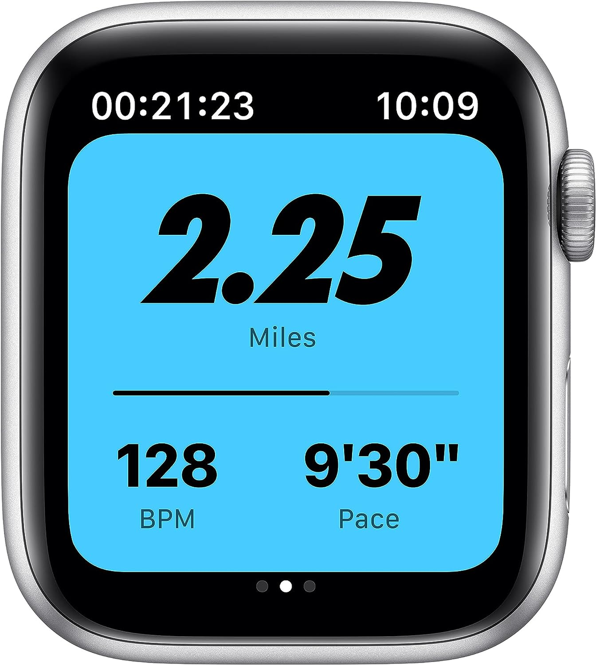 Eine silberne Apple Watch, die Trainingsmetriken auf blauem Bildschirm anzeigt.