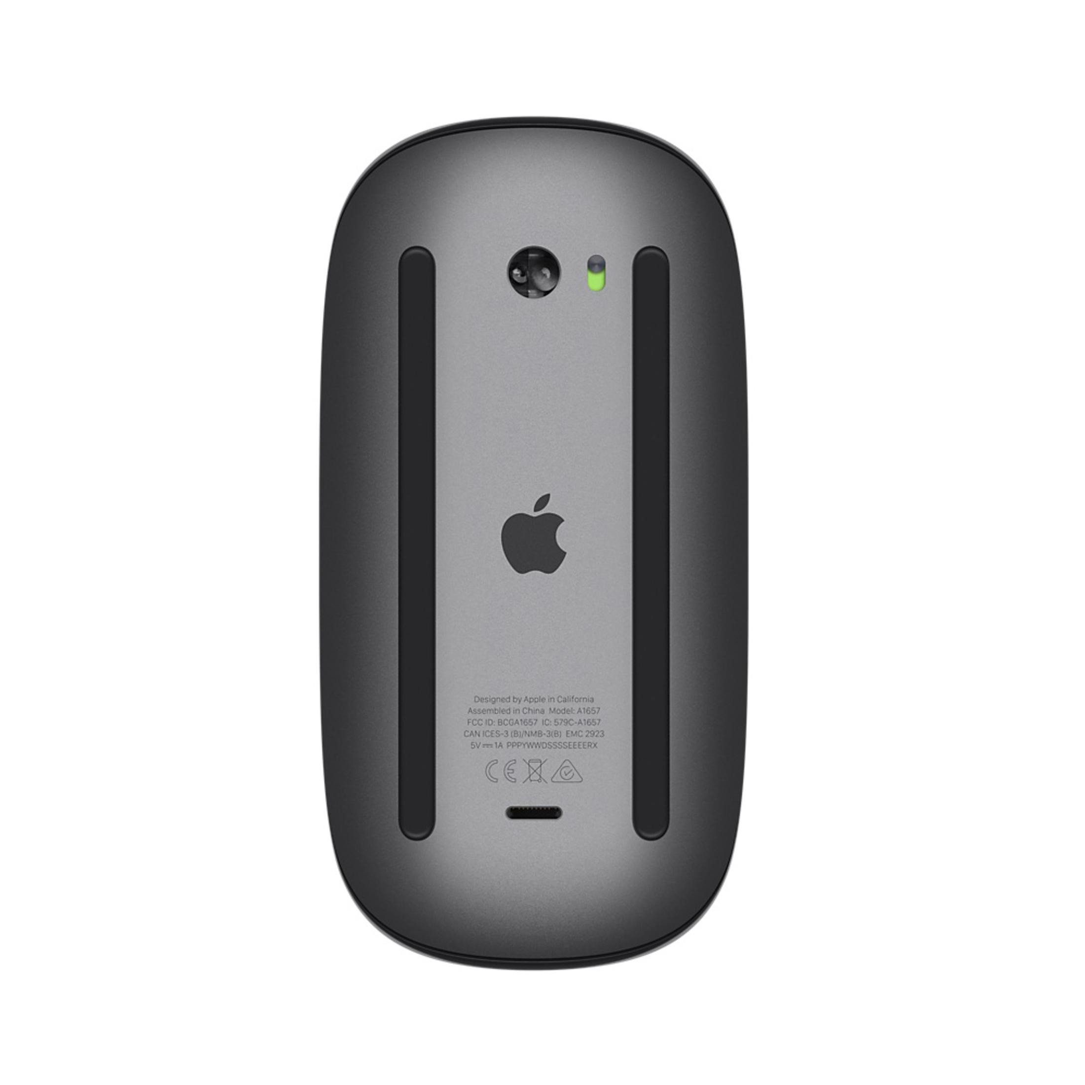 Die Unterseite einer schwarzen Apple Magic Mouse, mit Apple-Logo, Seriennummern und Ladeanschluss.