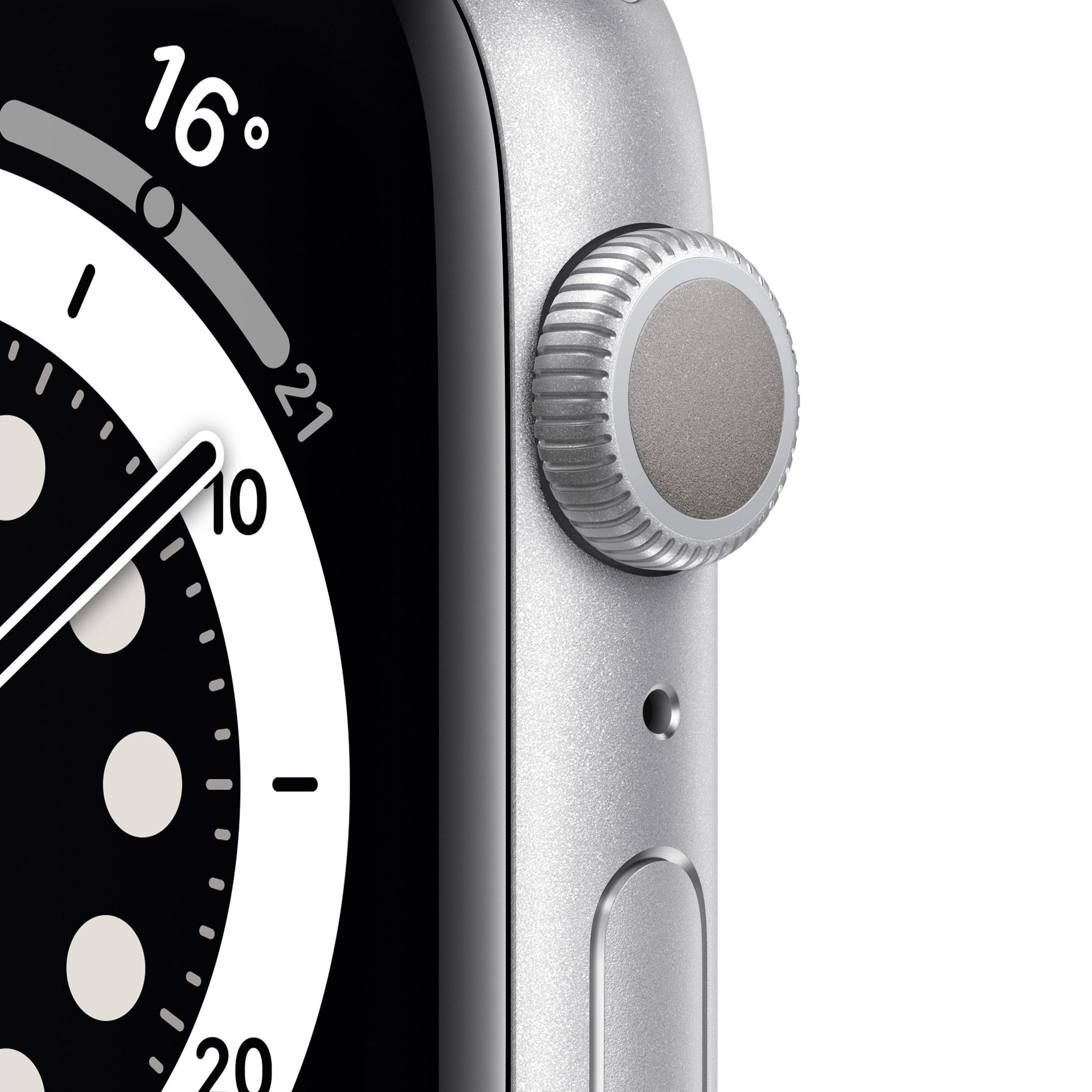 Nahaufnahme einer silbernen Apple Watch. Die Digitalanzeige zeigt die Zeit, eine Seitentaste ist sichtbar.