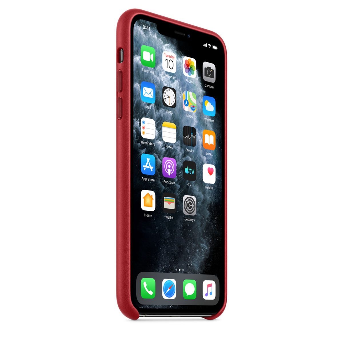 Rode iPhone met app-iconen. De telefoon zit in een rode hoes. Geïsoleerd op wit.