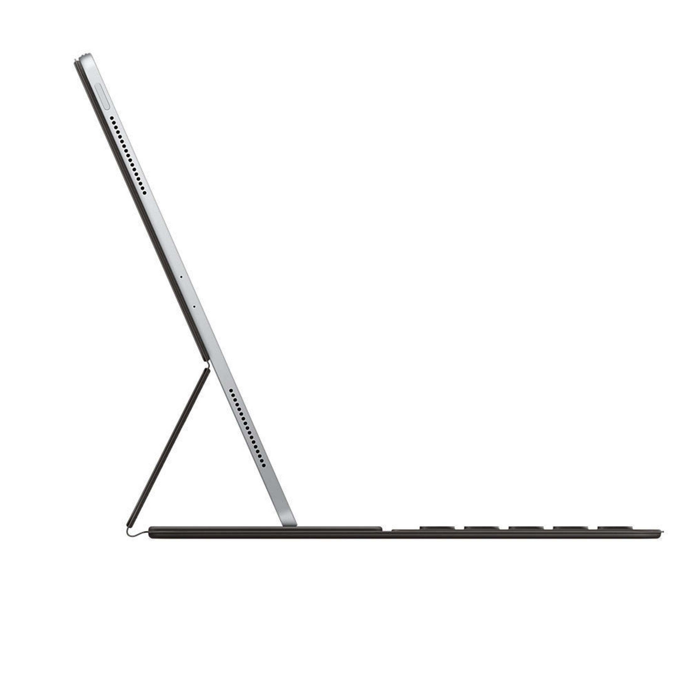 Seitenansicht des iPads mit Tastaturhülle. Das Gerät ist aufgestellt.