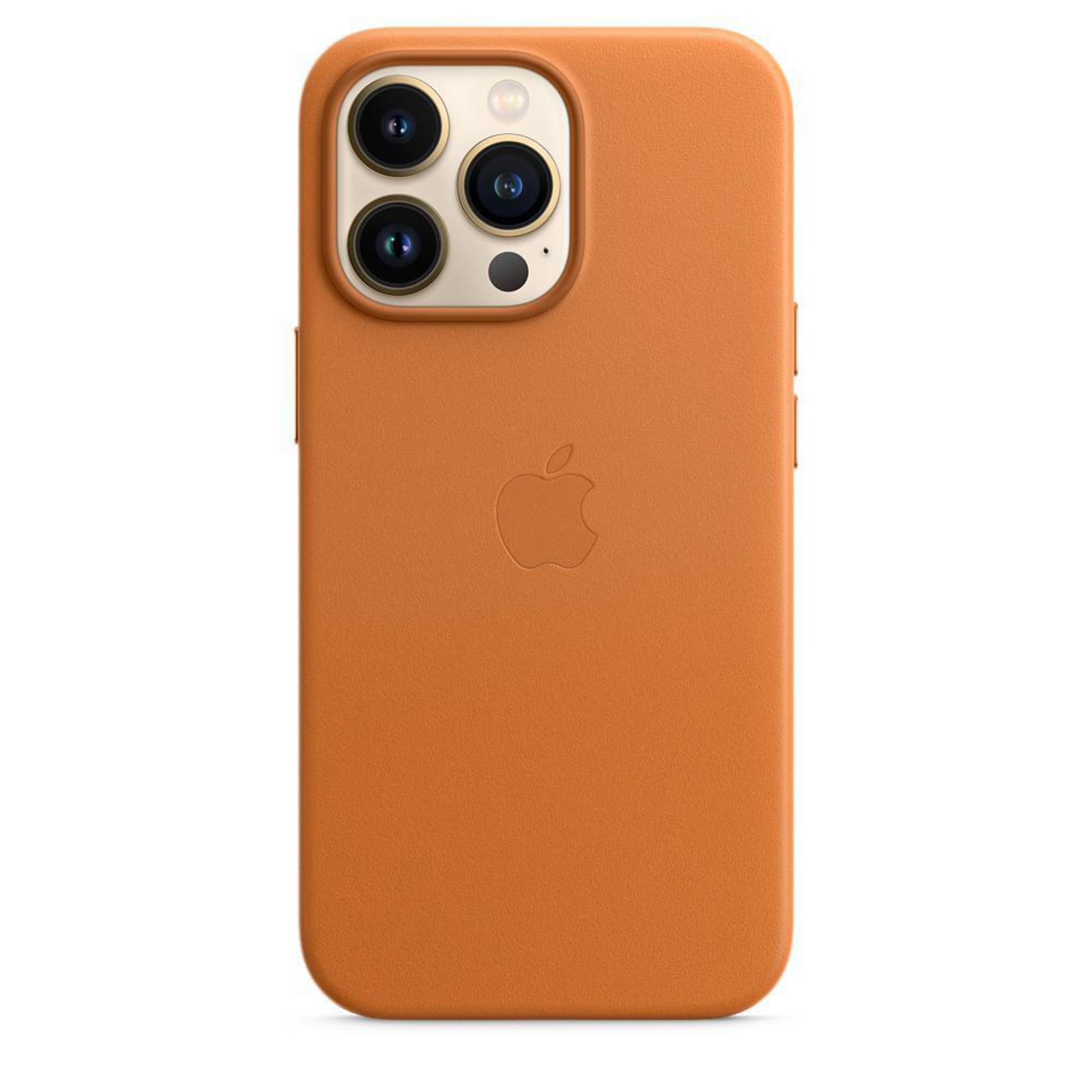 Oranje leren telefoonhoesje met het Apple-logo in reliëf op de achterkant.