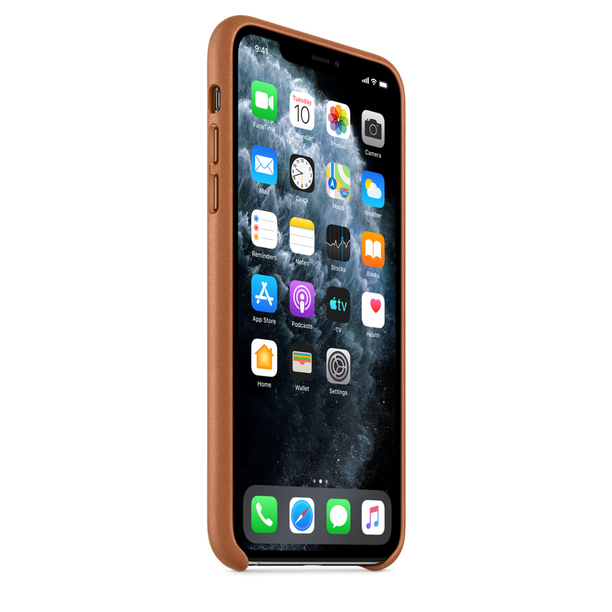 Een iPhone in een bruine leren hoes, met het startscherm met app-iconen op een witte achtergrond.