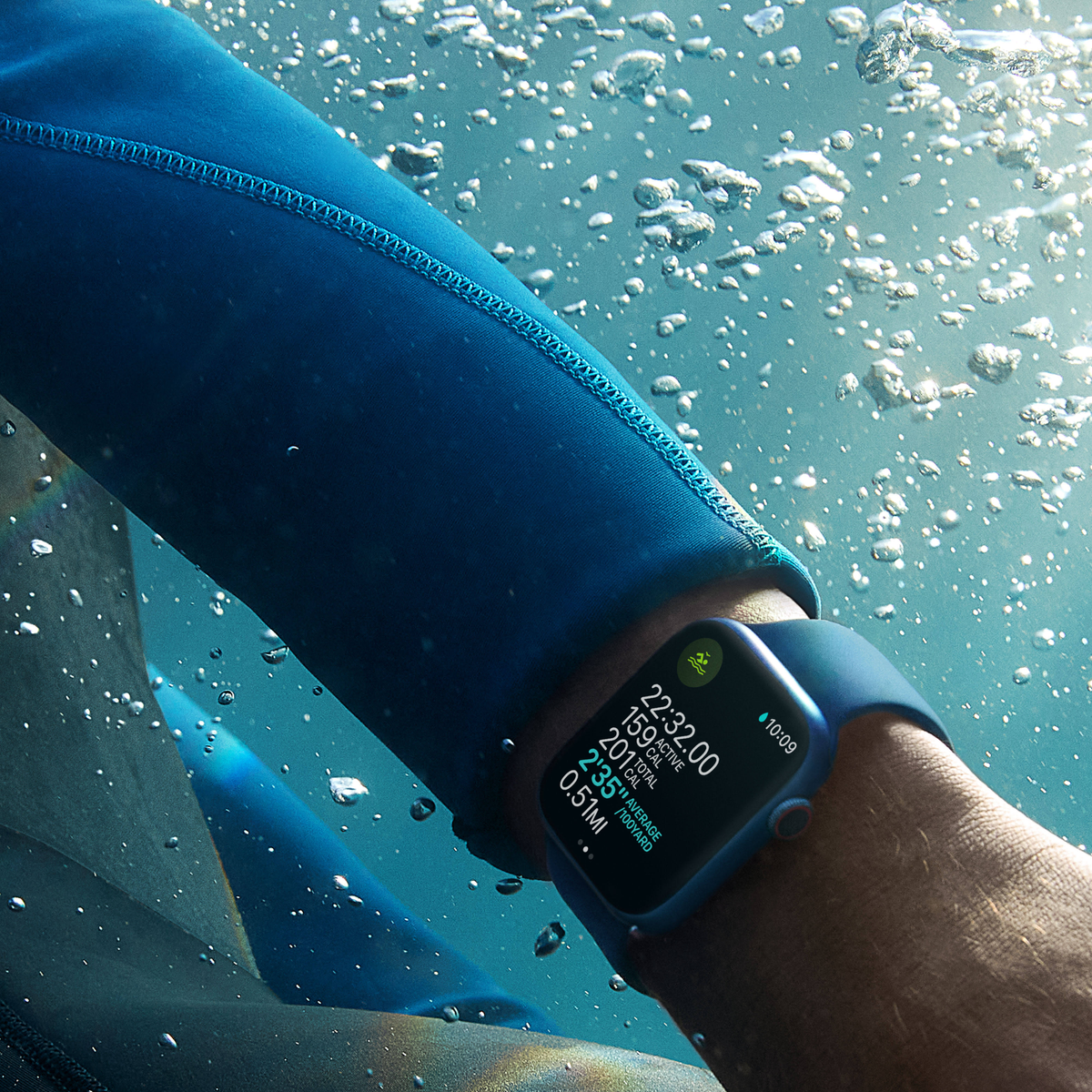 Eine Person trägt eine Apple Watch beim Schwimmen unter Wasser, die Daten anzeigt.