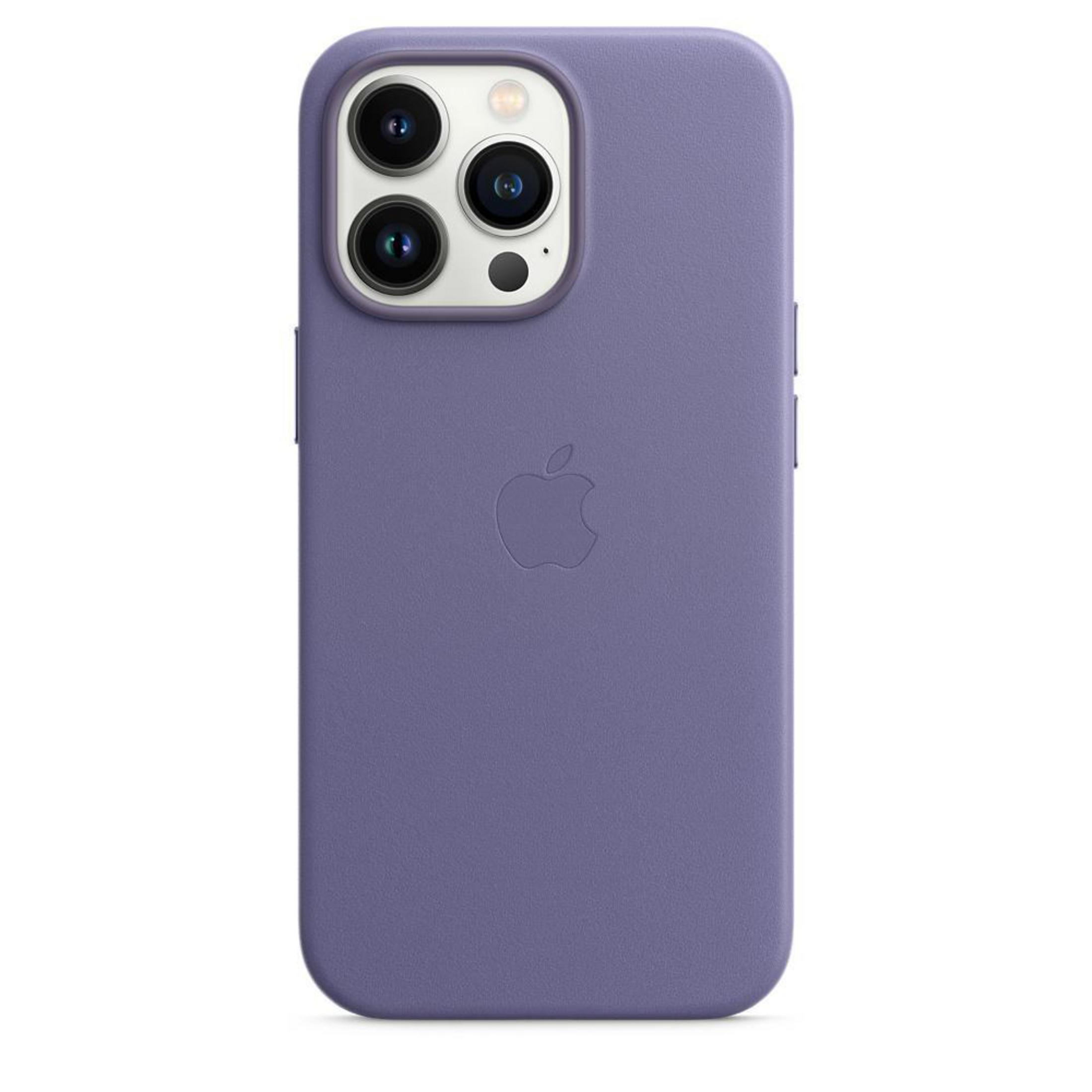Paarse iPhone met een paarse leren hoes. De achterkant toont het Apple-logo en cameralenzen.
