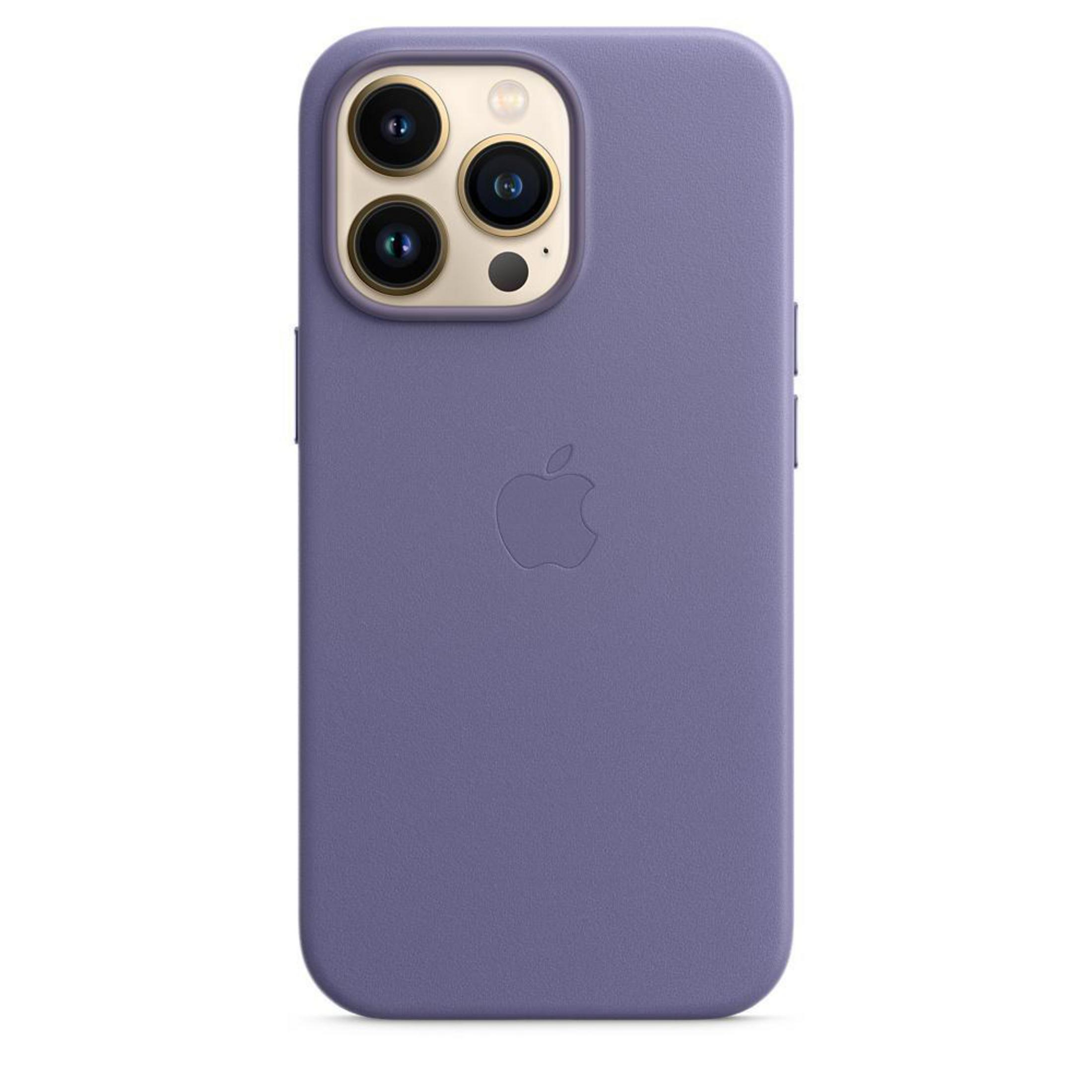 Paarse iPhone hoes met drie camera's. Apple logo is zichtbaar.