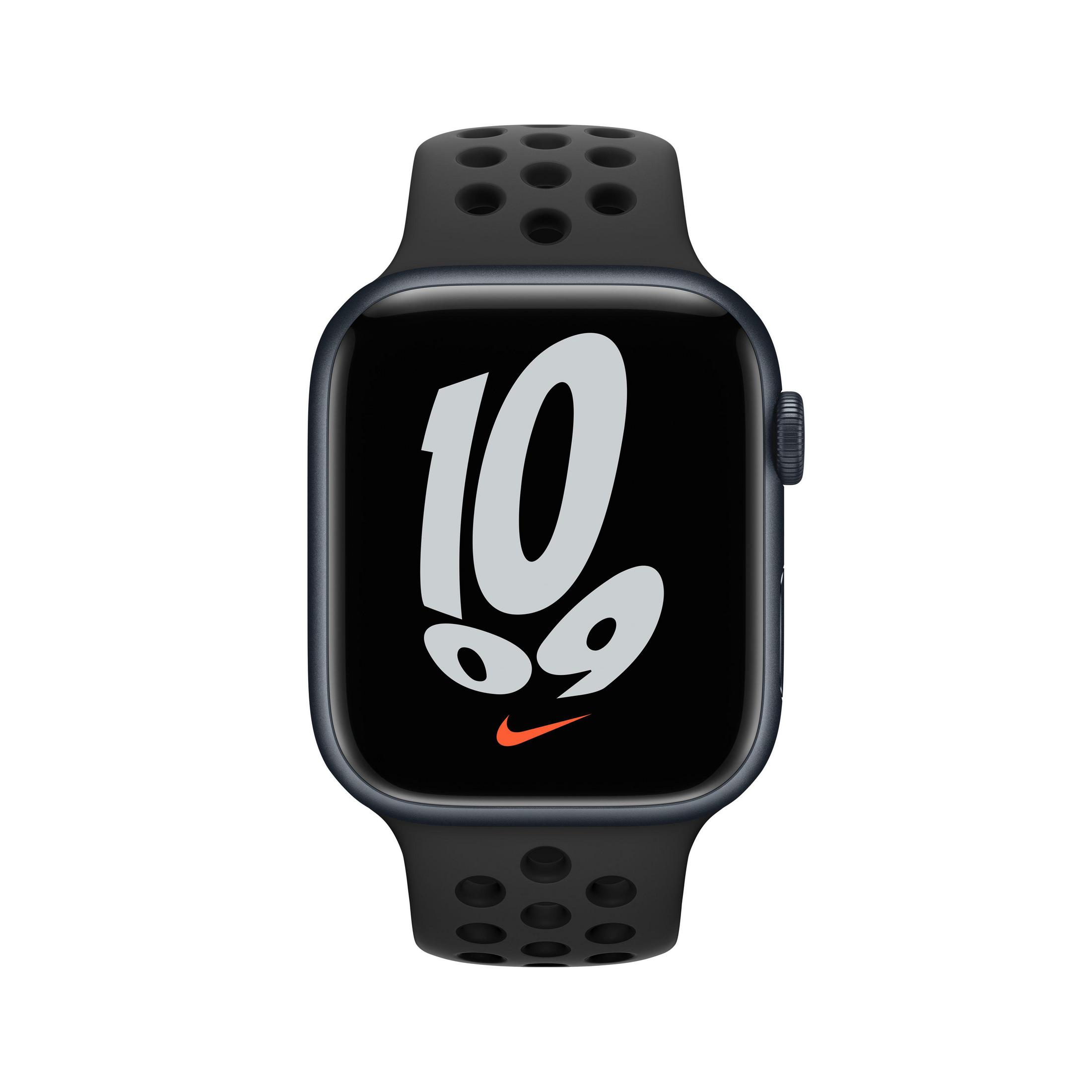 Schwarze Smartwatch mit dunklem Bildschirm, der große weiße Zahlen und Nike-Logo zeigt.
