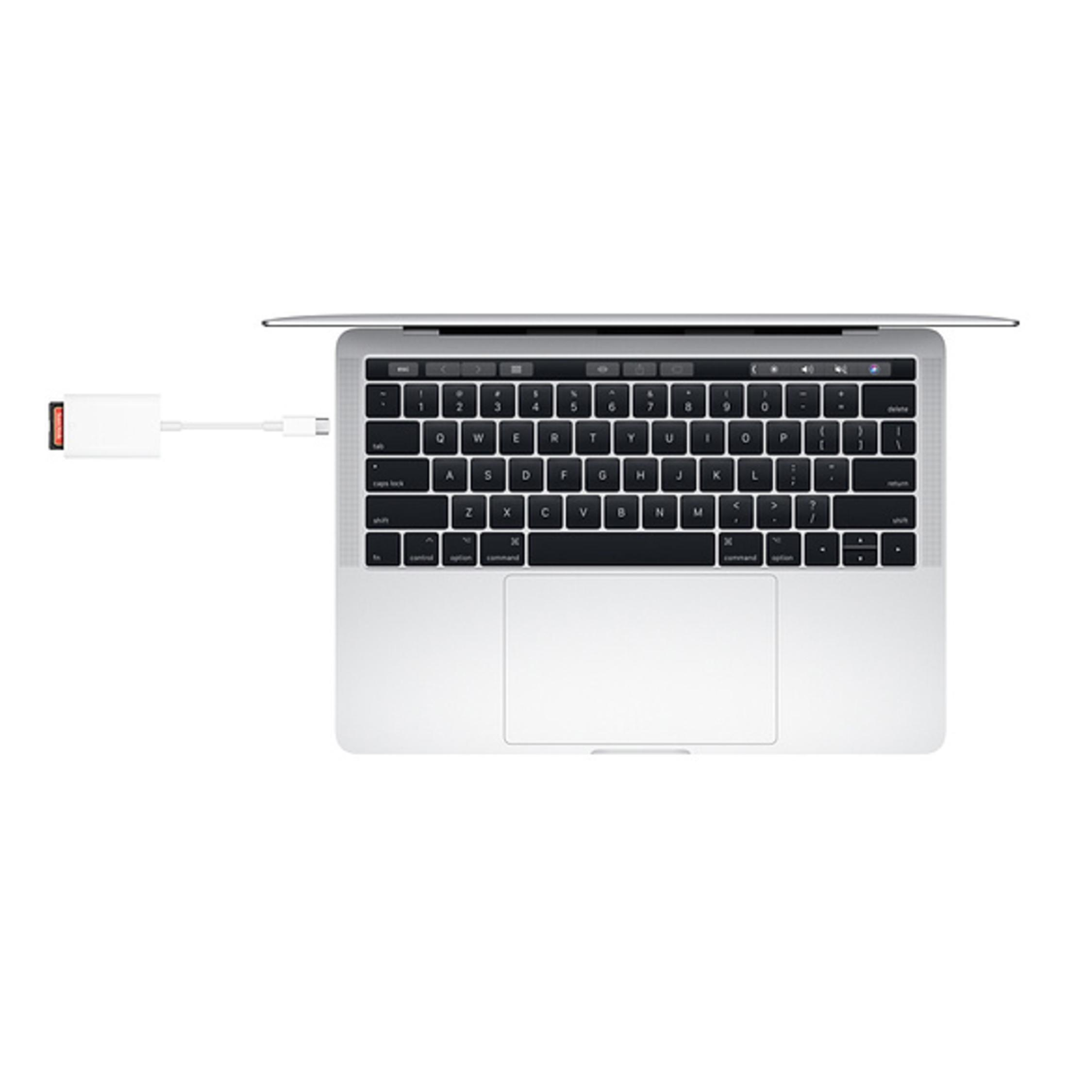 Ein Laptop mit einem weißen Adapter, der an ein SD-Kartenlesegerät angeschlossen ist. Der Laptop ist geöffnet.
