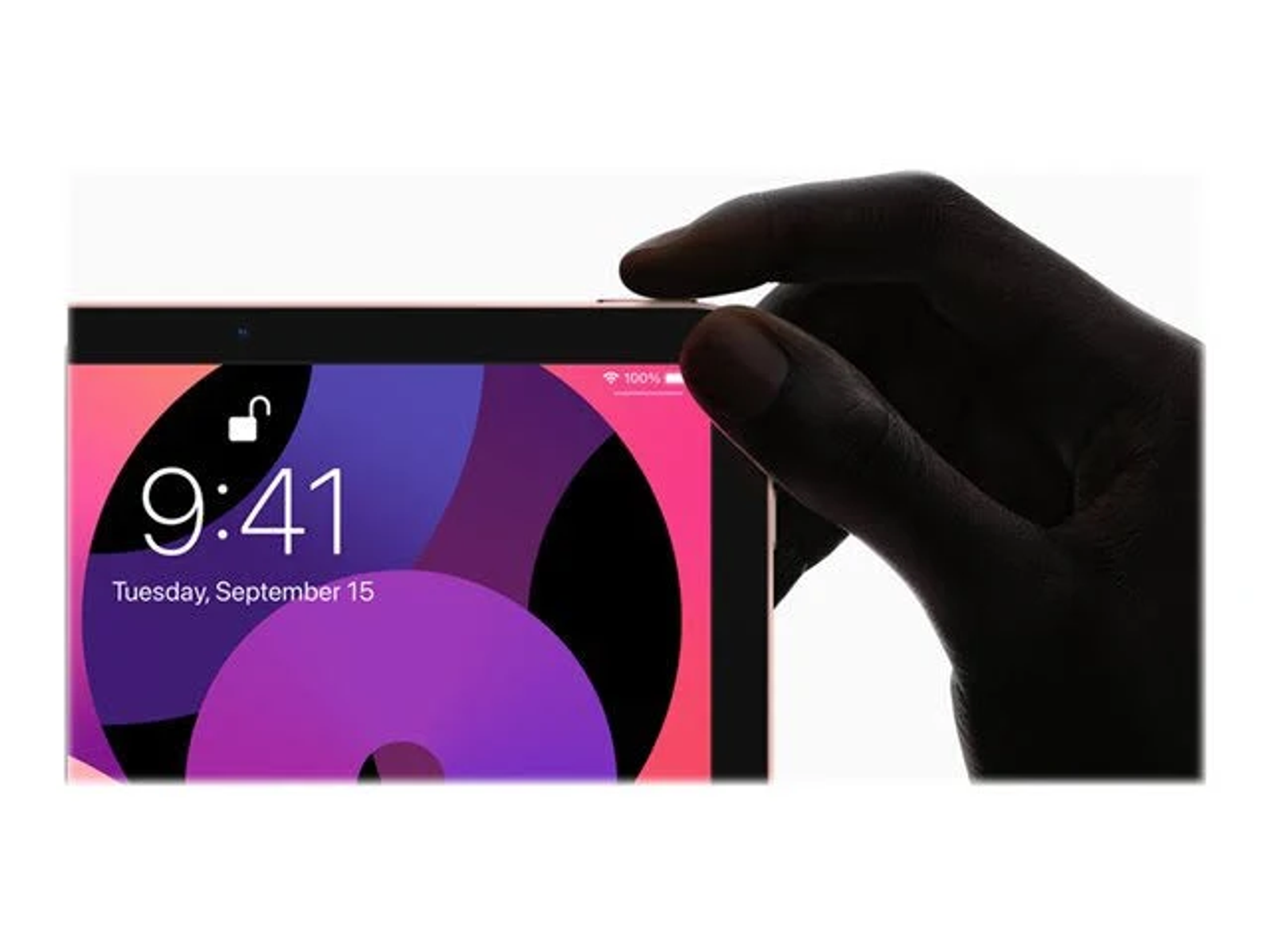 Zbliżenie dłoni dotykającej ekranu tabletu. Ekran wyświetla godzinę i poziom naładowania baterii.