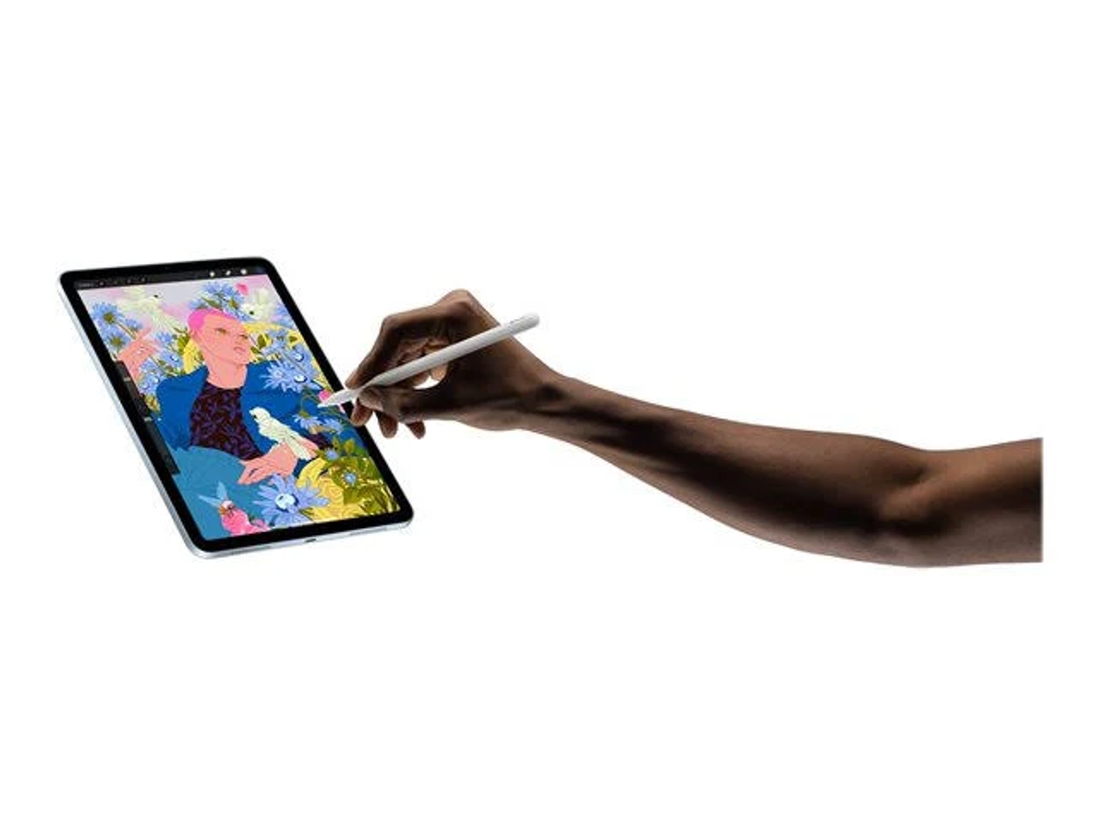 Mano con uno stilo su un tablet. Il tablet mostra un disegno. Sfondo bianco.