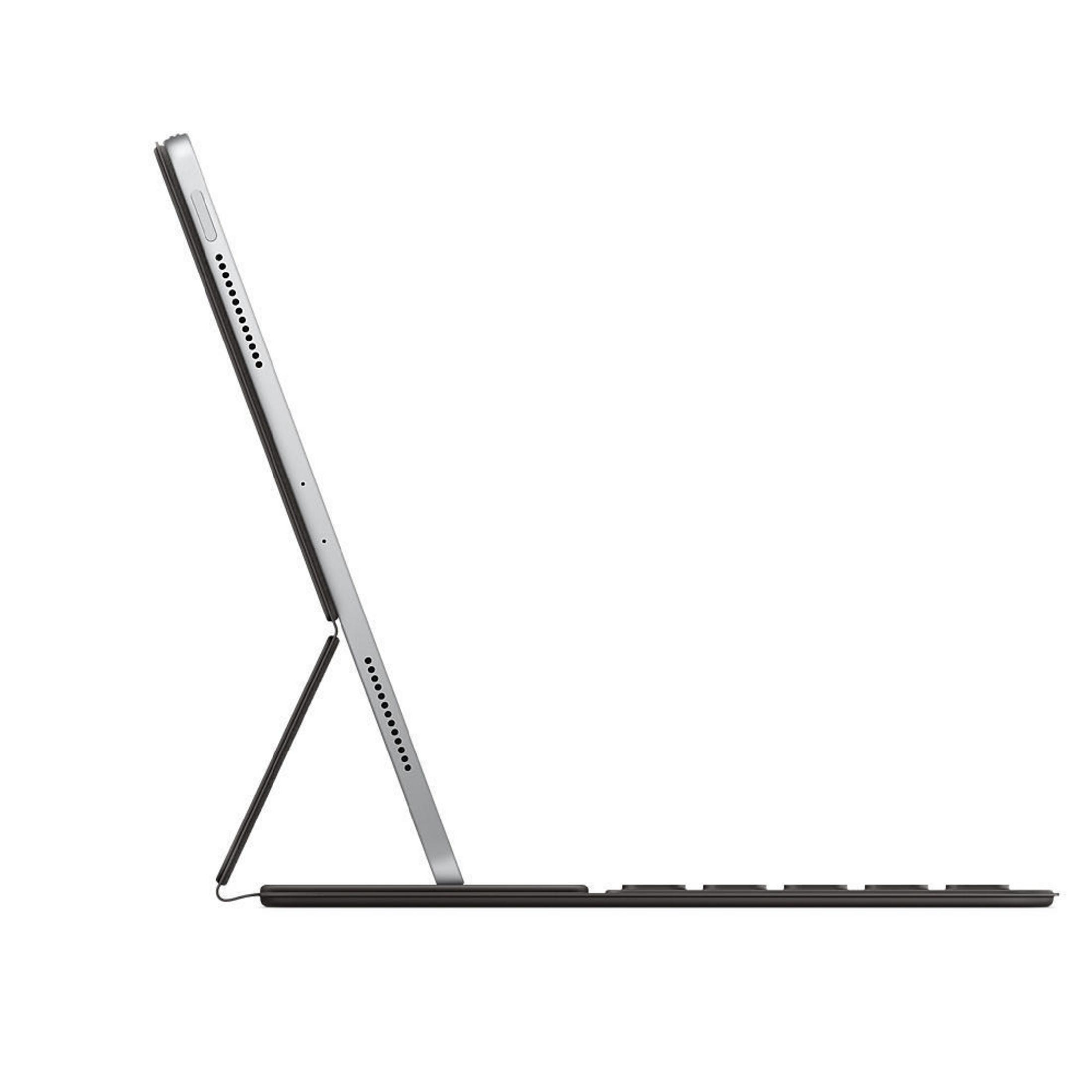 Ein iPad Pro mit Tastatur. Das iPad ist angewinkelt und zeigt die Seite. Eine schwarze Tastatur ist angeschlossen.