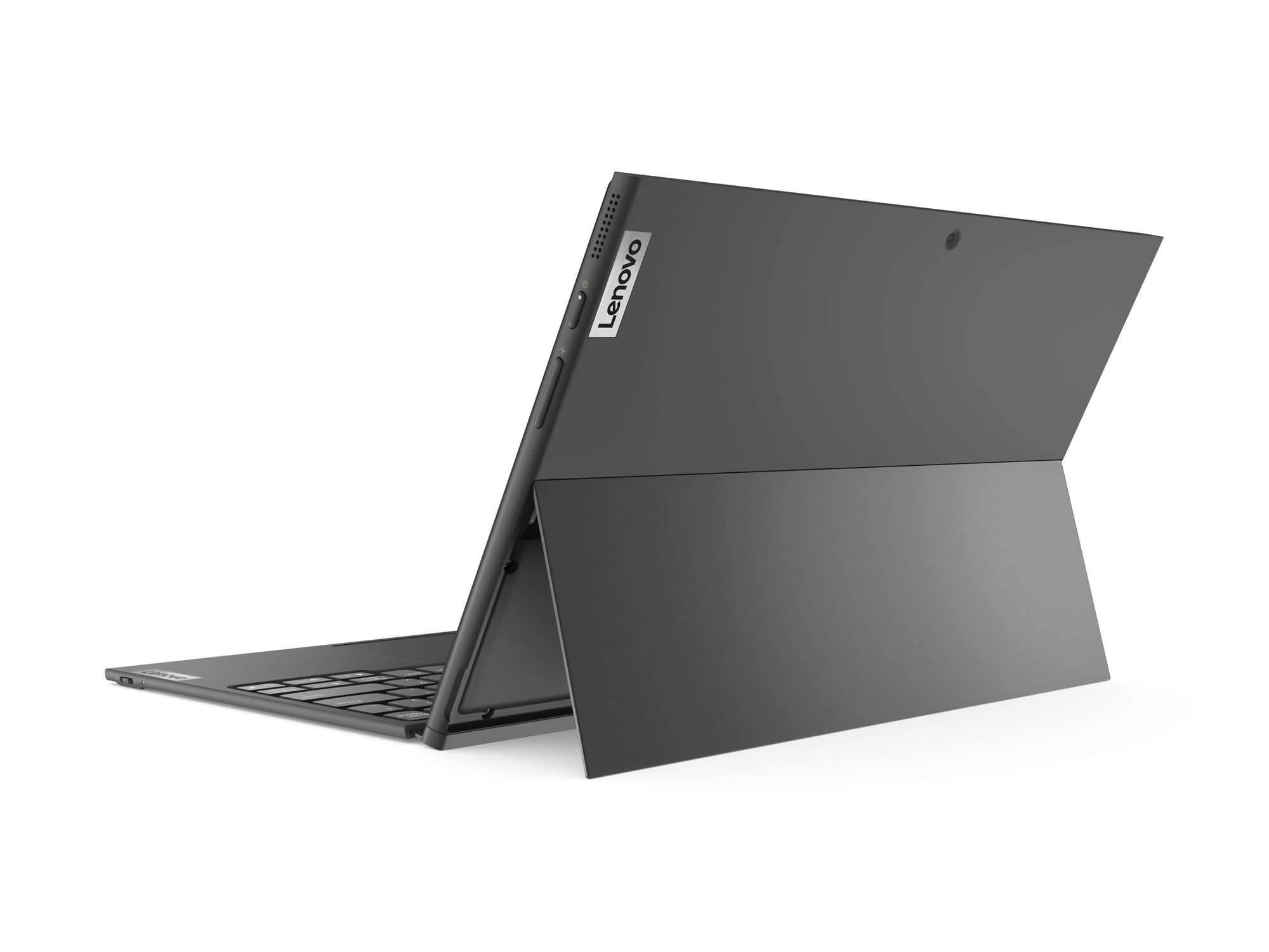 Laptop grigio scuro con tastiera aperta, leggermente inclinato all'indietro, logo Lenovo visibile.
