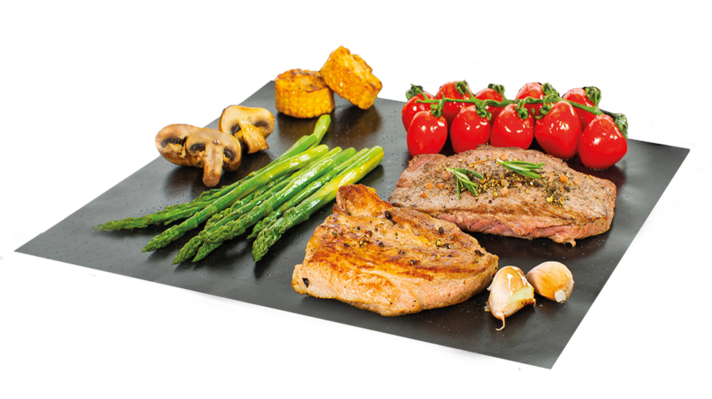Essen auf schwarzer Oberfläche. Es umfasst Steak, Spargel, Tomaten, Pilze und Knoblauch.