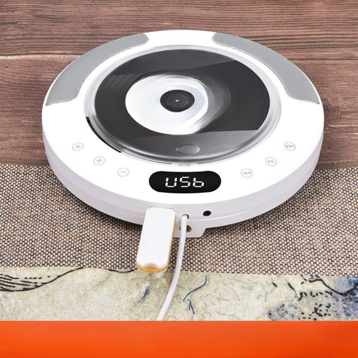 Weißer und grauer CD-Player mit USB-Anschluss. Es hat ein Display, das eine Zahl anzeigt.