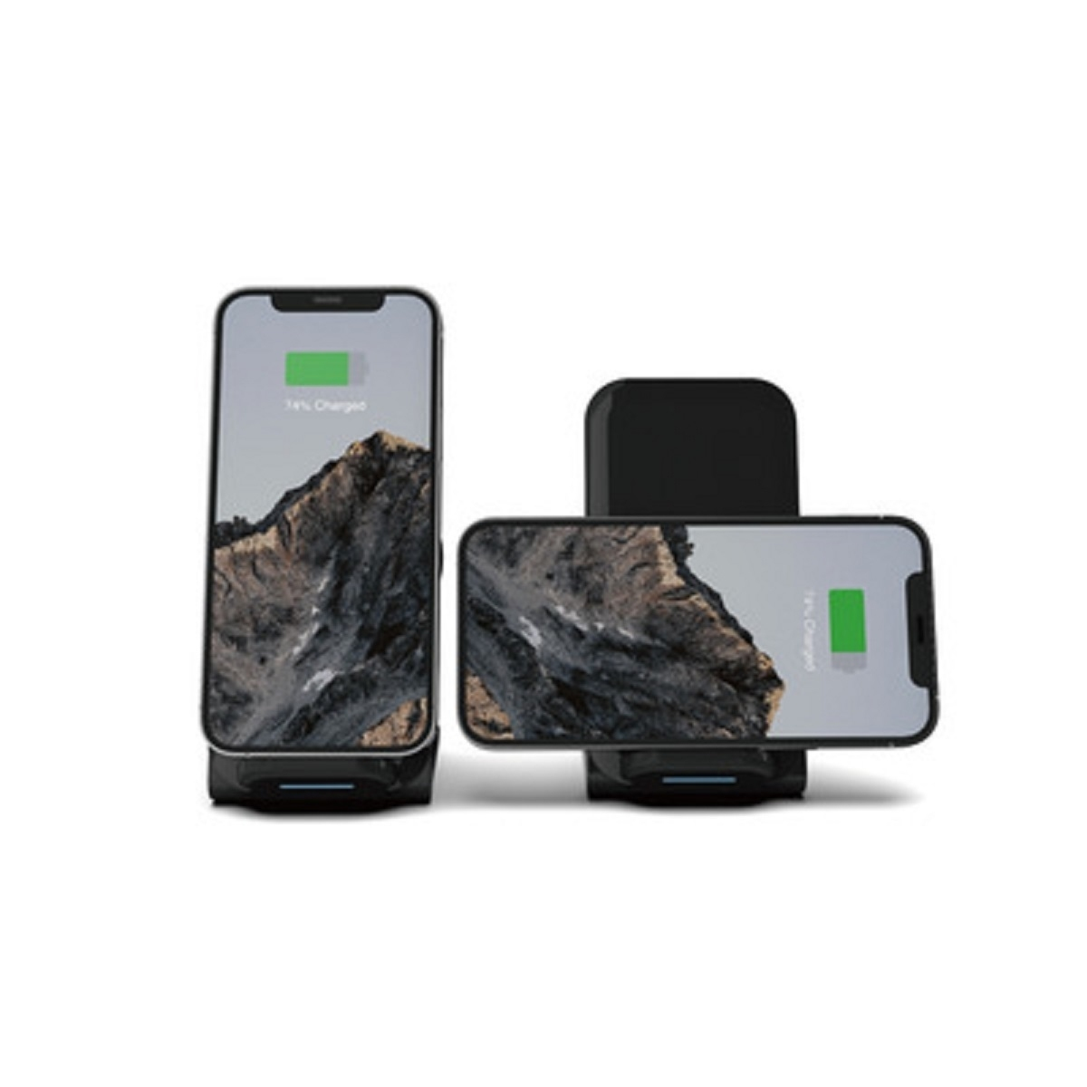 Deux téléphones sont sur des chargeurs sans fil. Les téléphones affichent la progression de la charge. Un vertical, l'autre horizontal.