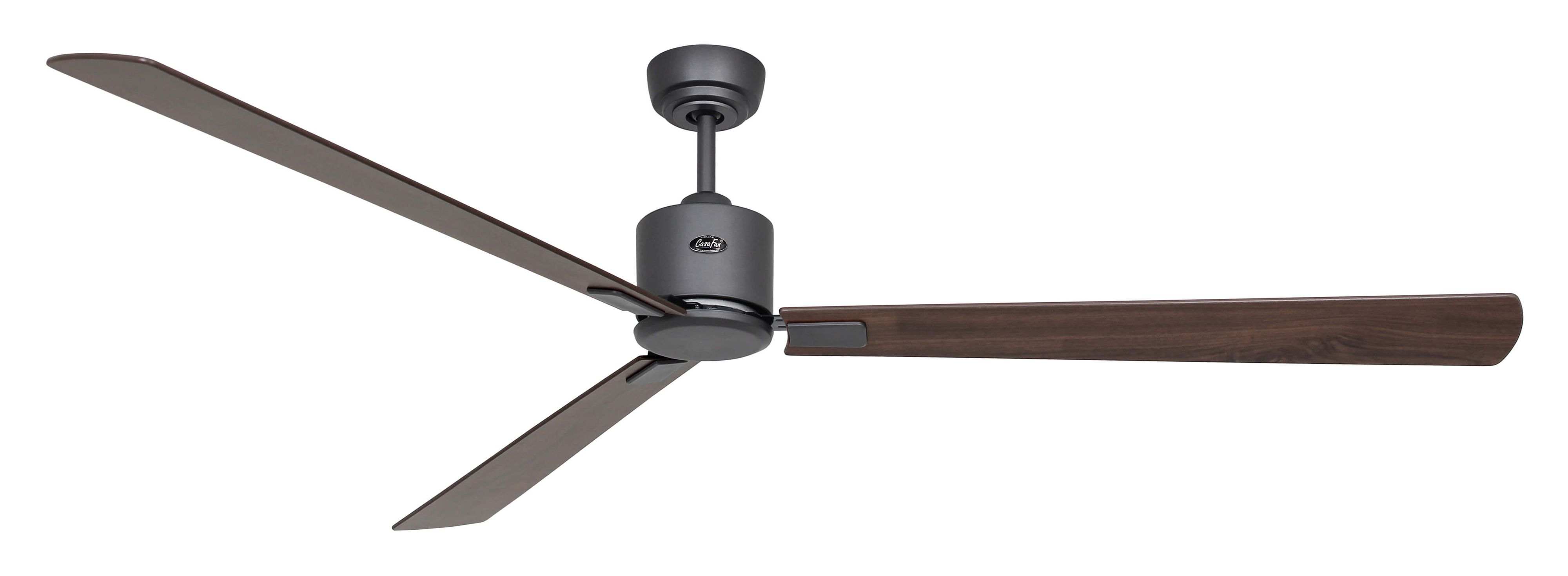 Dunkler Deckenventilator mit drei Holzblättern. Er steht vor einem weißen Hintergrund.