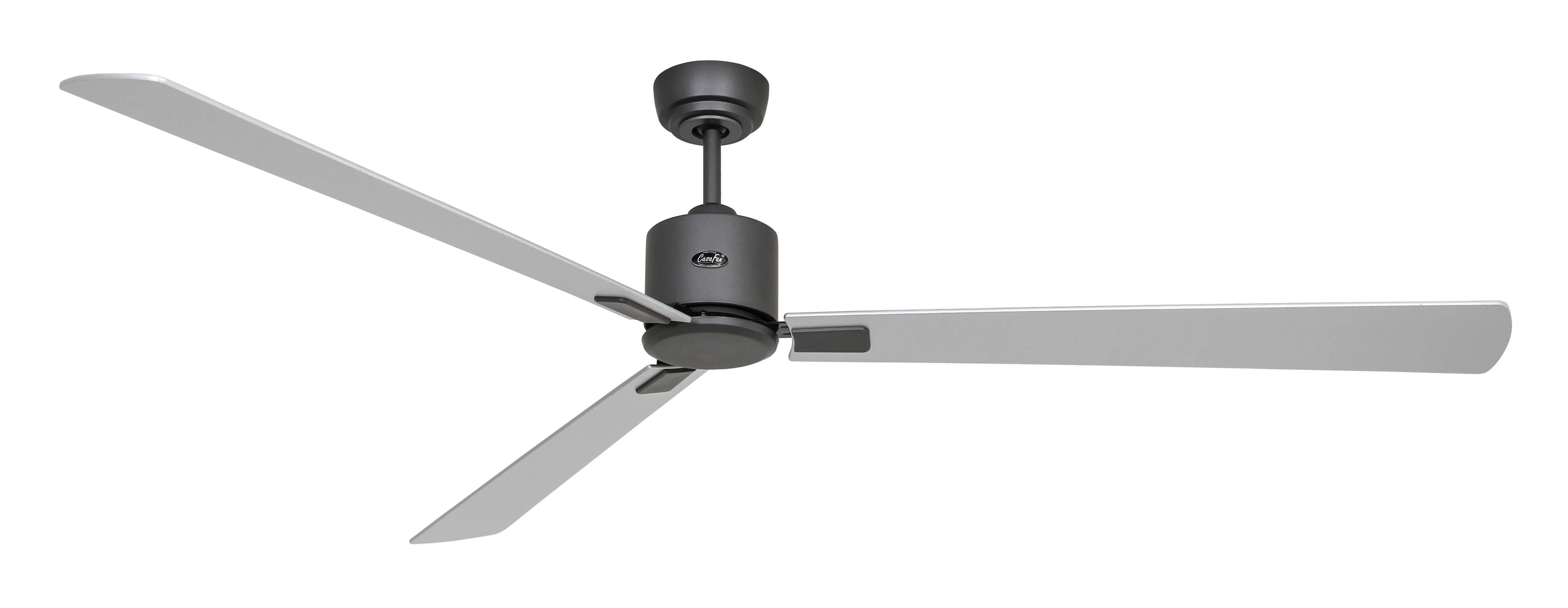 Ein Deckenventilator mit drei silbernen Flügeln und einem dunkelgrauen Motorgehäuse.