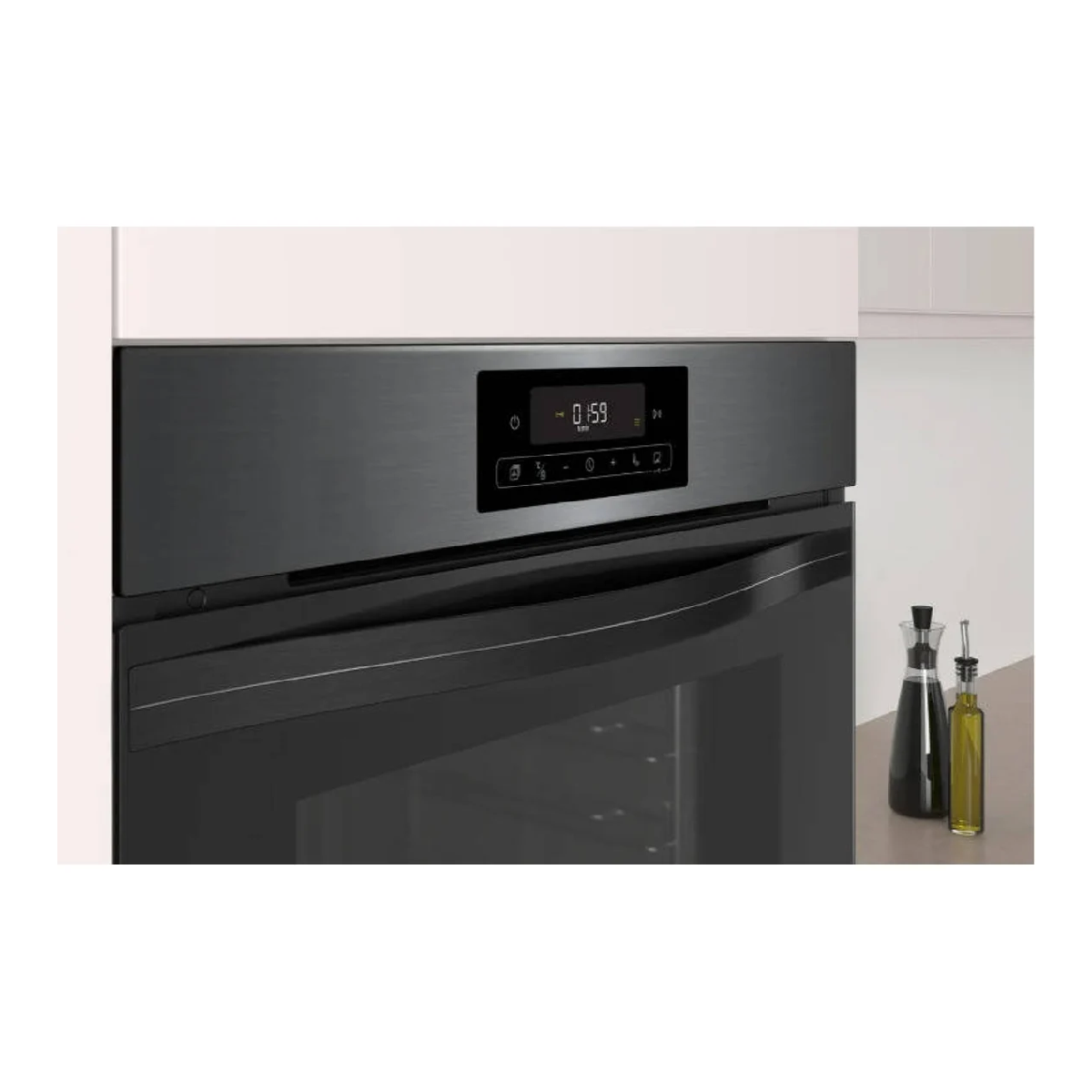 Horno negro empotrado con pantalla digital, asa y puerta de cristal. Dos botellas son visibles a la derecha.