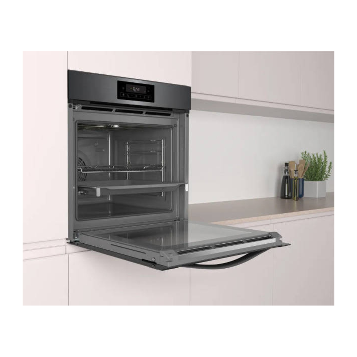 Horno con puerta abierta, vista interior. Fondo de ambiente de cocina blanca.