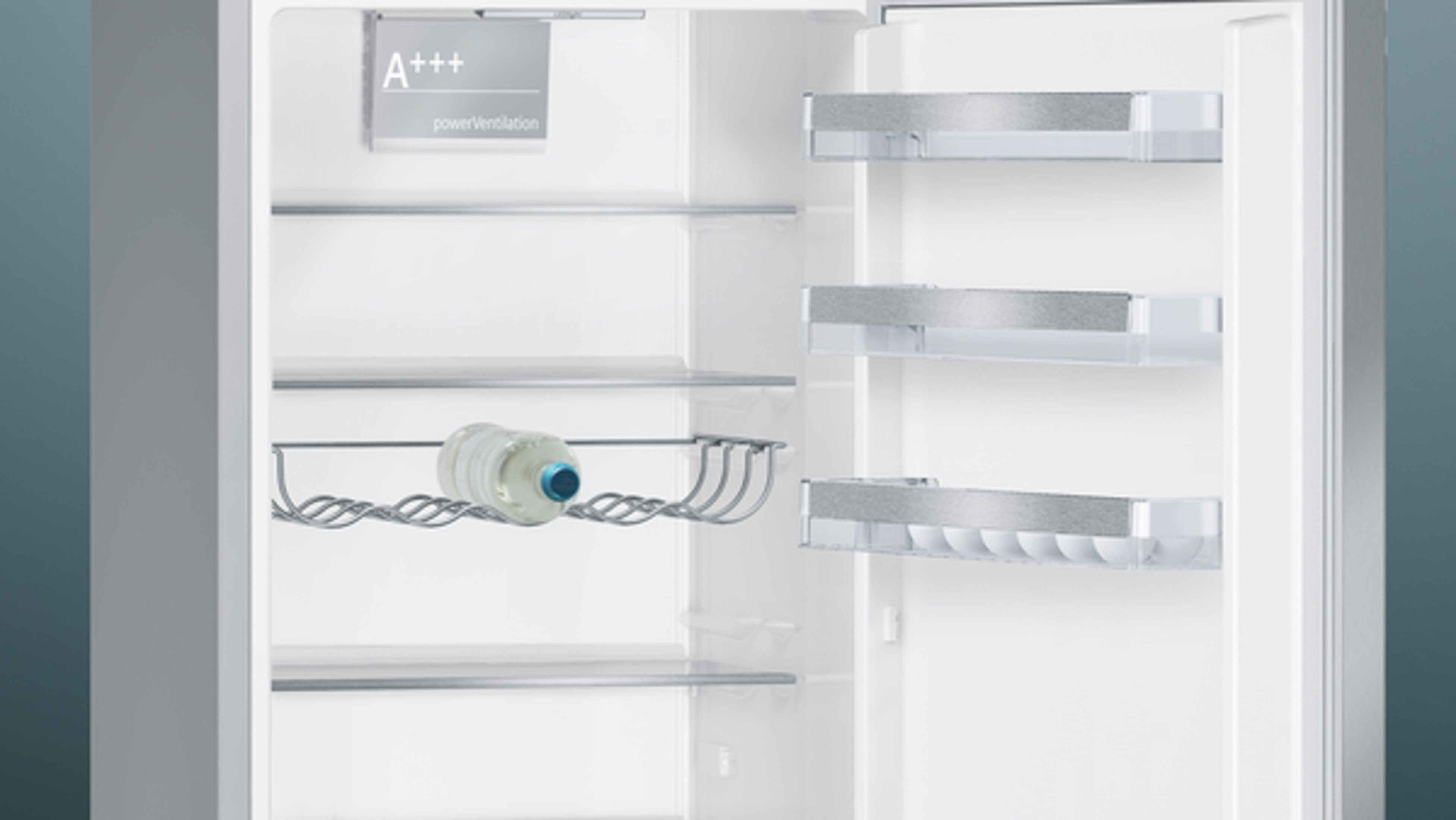 Wnętrze otwartej lodówki ze szklanymi półkami i butelką wody na uchwycie.