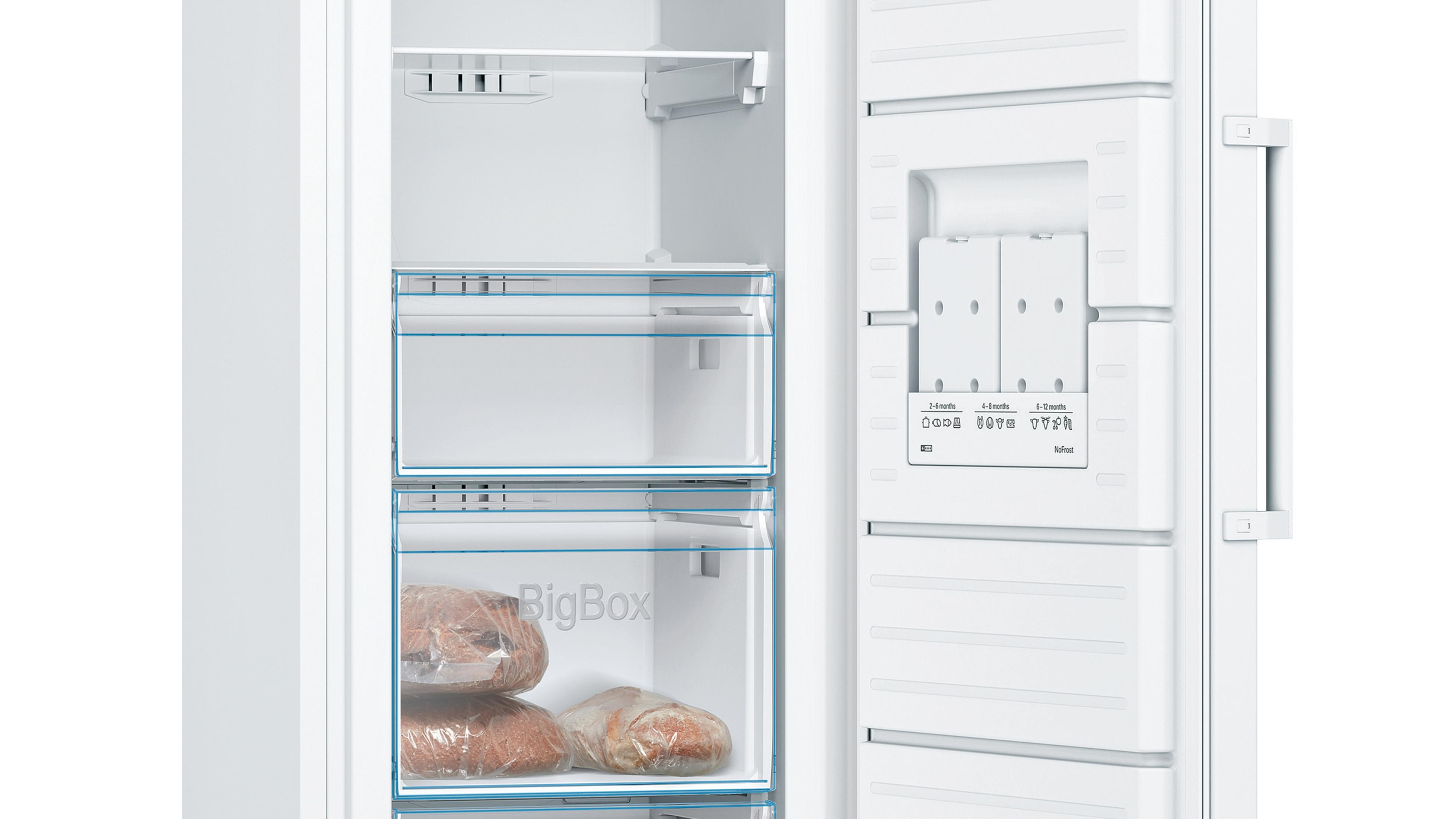 Refrigerador blanco abierto. Interior con cajones de alimentos congelados y estantes. Panel de control visible.