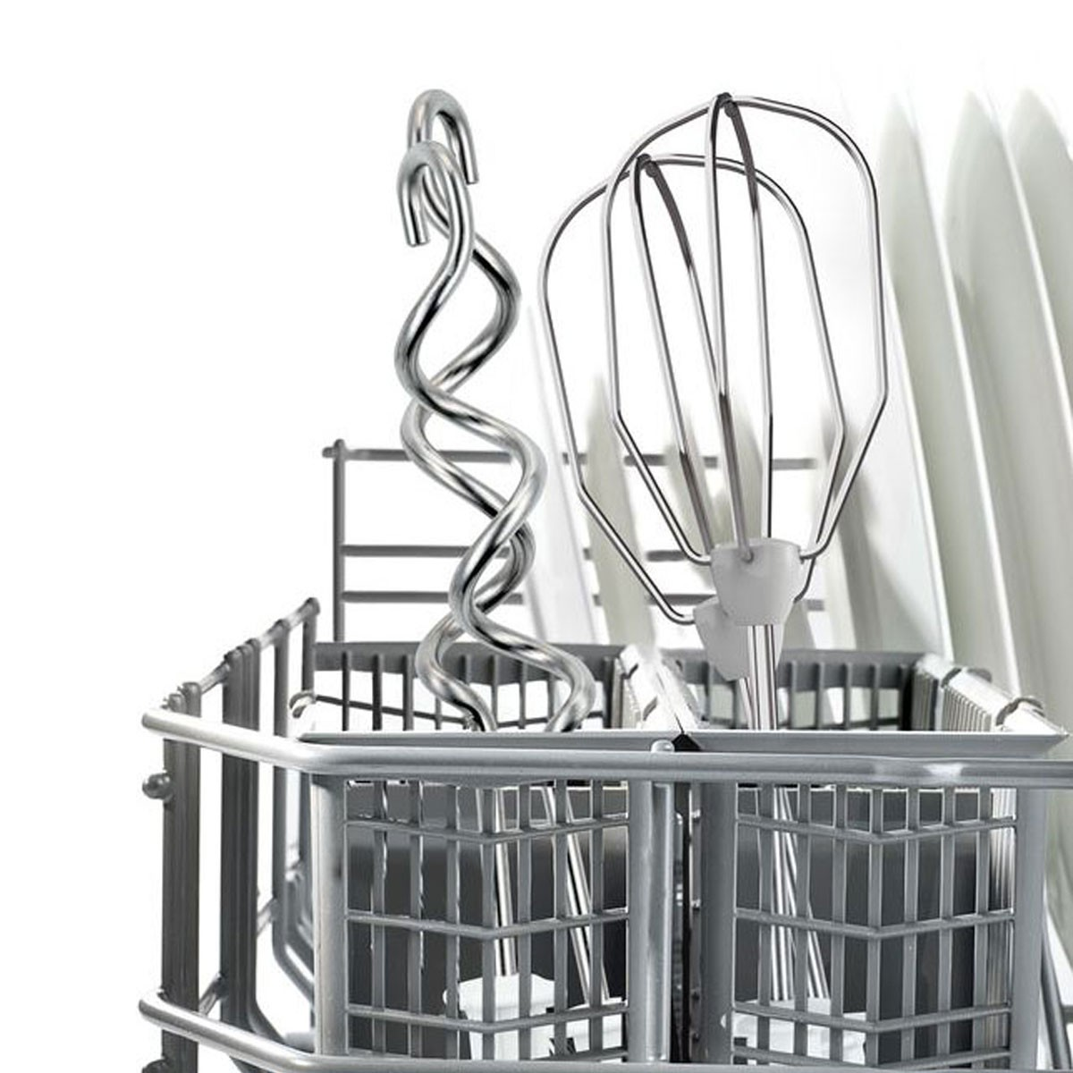 Zbliżenie kosza zmywarki z narzędziami czyszczącymi.