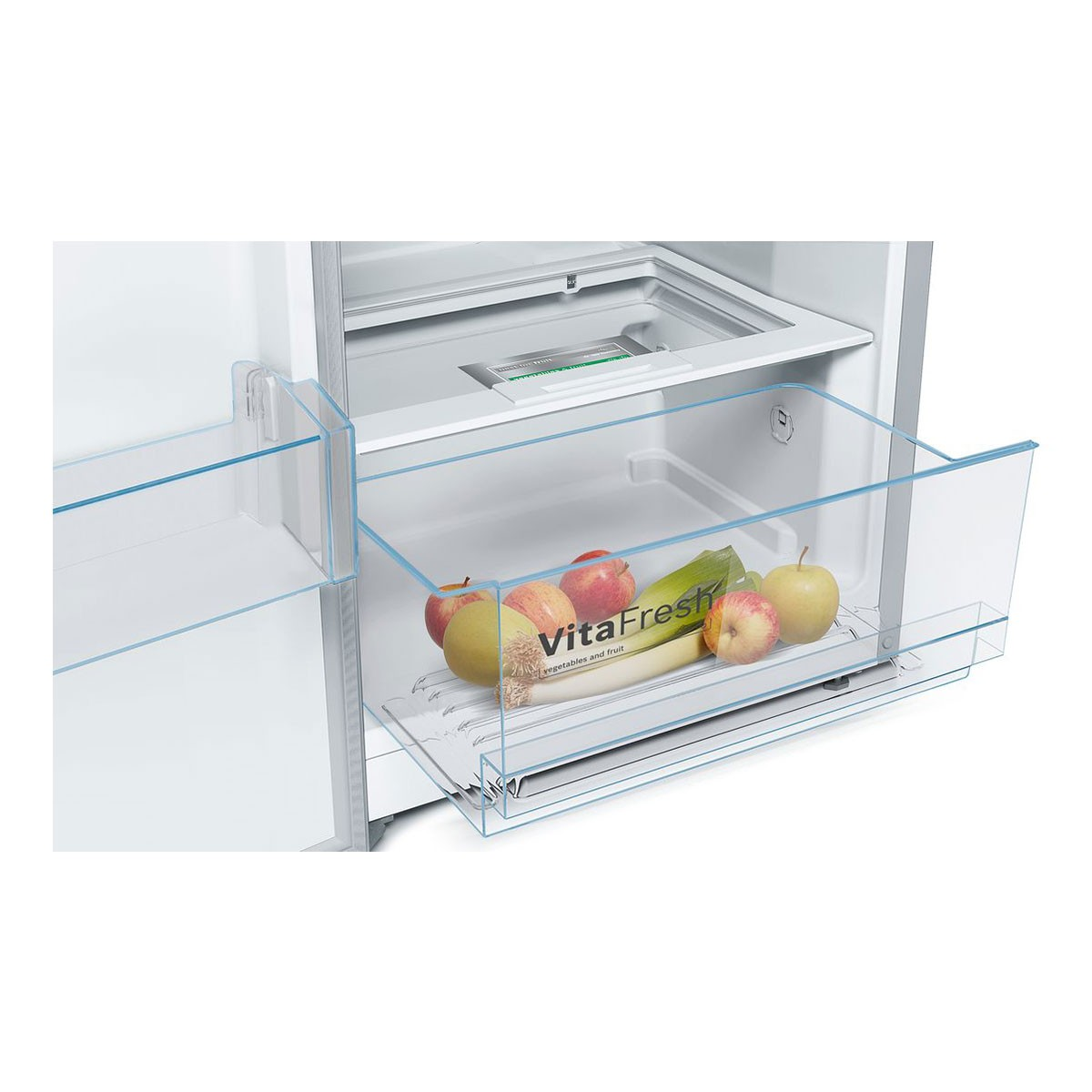 Cajón de refrigerador con manzanas, puerros y peras.