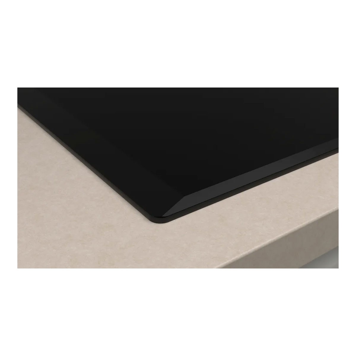 Zbliżenie czarnej płyty indukcyjnej na jasnobeżowym blacie, z ostrą krawędzią.