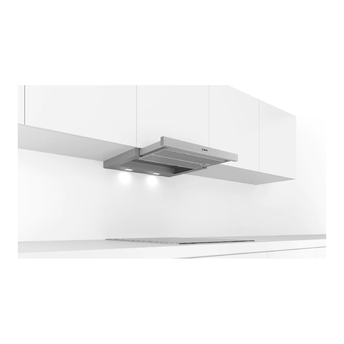 Una cappa da cucina con luci. Cappa argentata con un design a griglia. Due armadi bianchi sopra, muro bianco sotto.