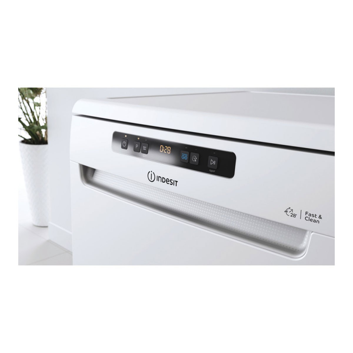 Weißer Geschirrspüler mit Indesit-Logo und Digitalanzeige. Text „Fast & Clean“ sichtbar.
