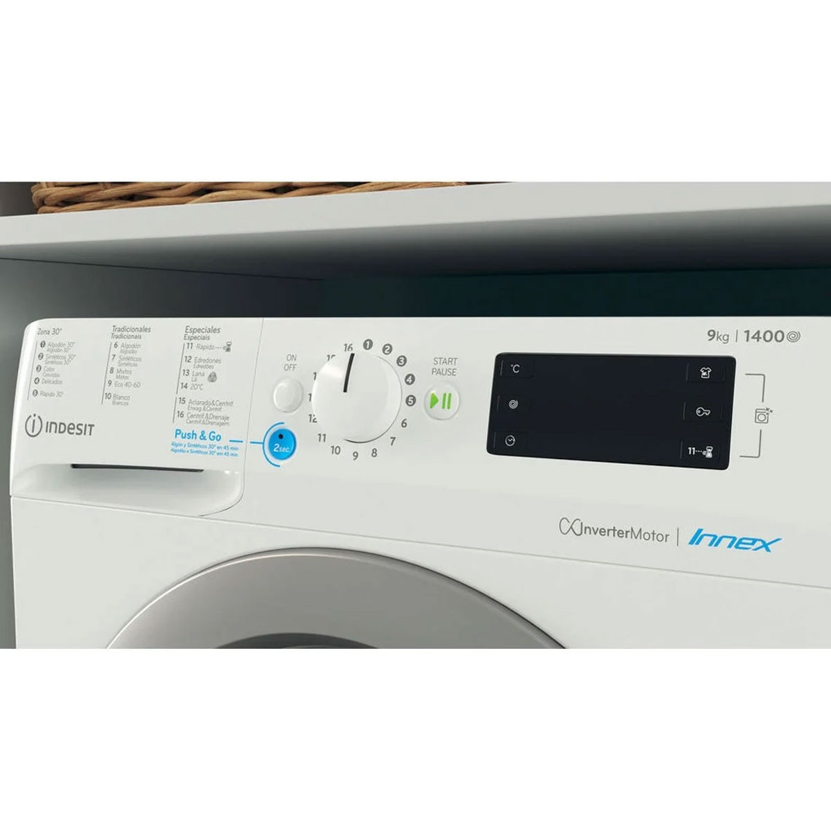 Panel de control de lavadora mostrando ajustes y botones, máquina blanca.