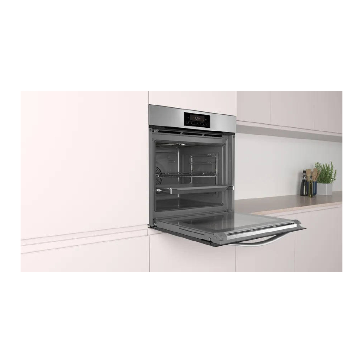 Horno con puerta abierta. Acabado en acero inoxidable. Estantes interiores. Gabinetes blancos detrás.