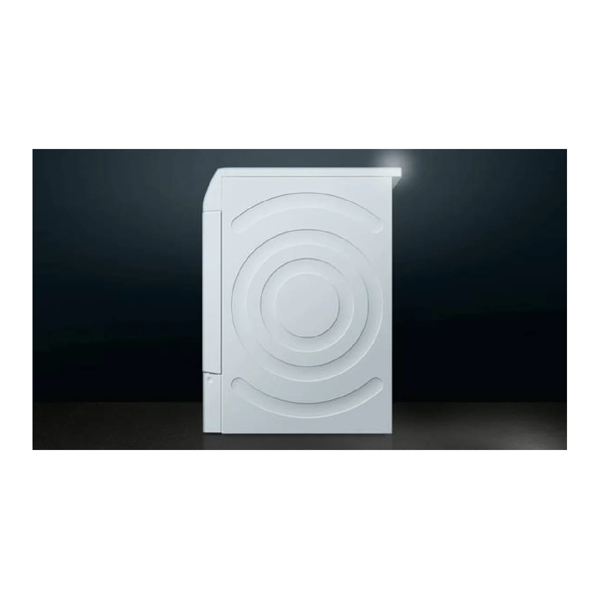 Lavadora blanca con un diseño circular en la parte delantera. Fondo oscuro.