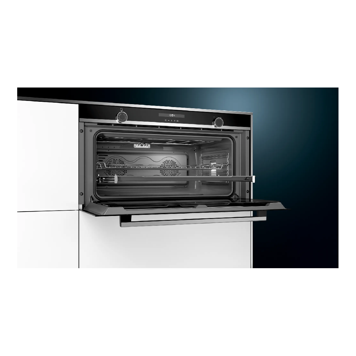 Open oven met roosters. Ingebouwd in witte kast. Digitaal display zichtbaar.