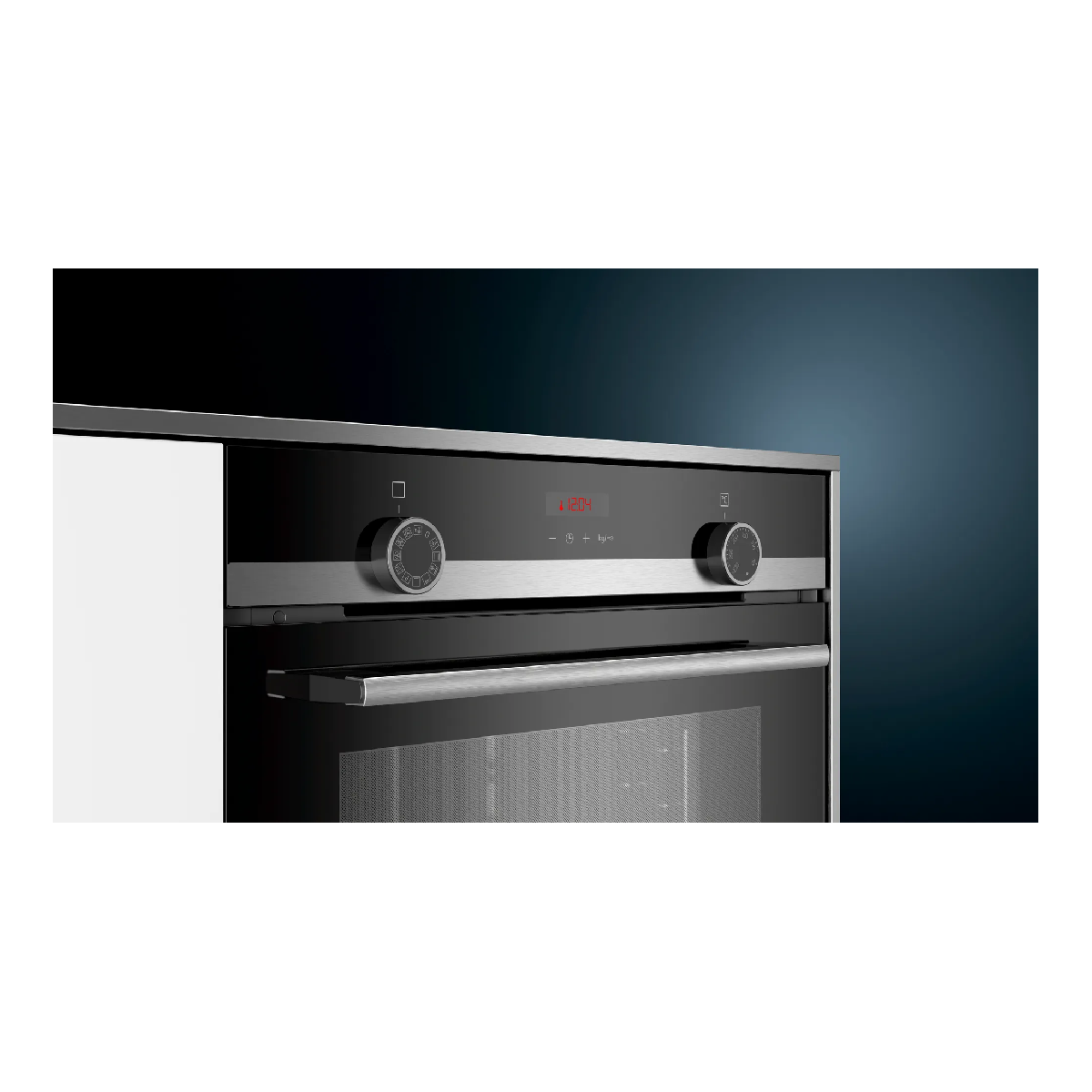 Primer plano de un horno con panel de control negro y acero, indicador de temperatura y asa plateada.