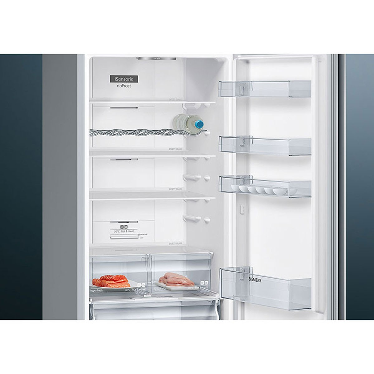 Interior de refrigerador abierto con estantes, alimentos y una botella de agua.