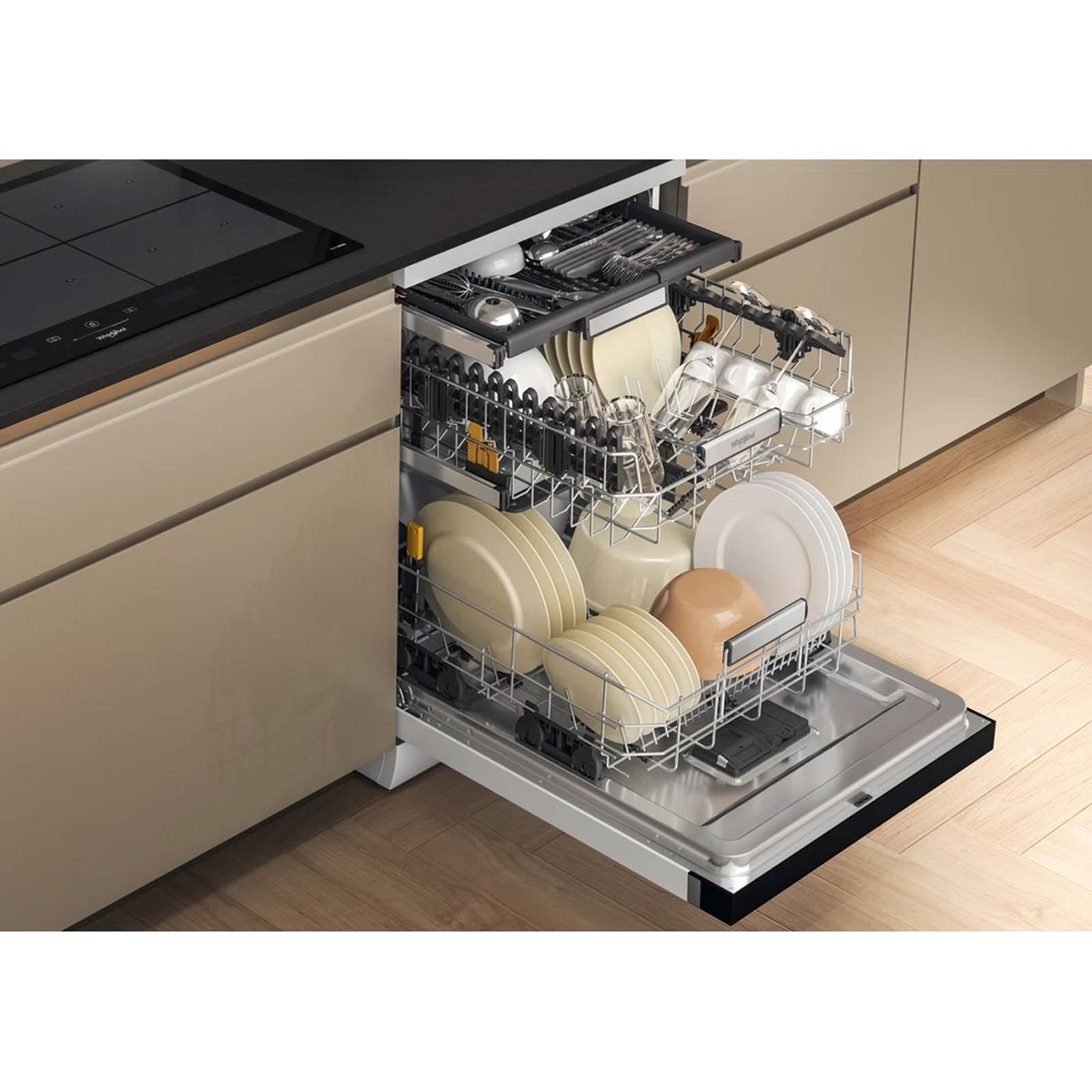 Wnętrze zmywarki załadowane naczyniami. Sztućce i talerze są w koszach. Jasne tło.