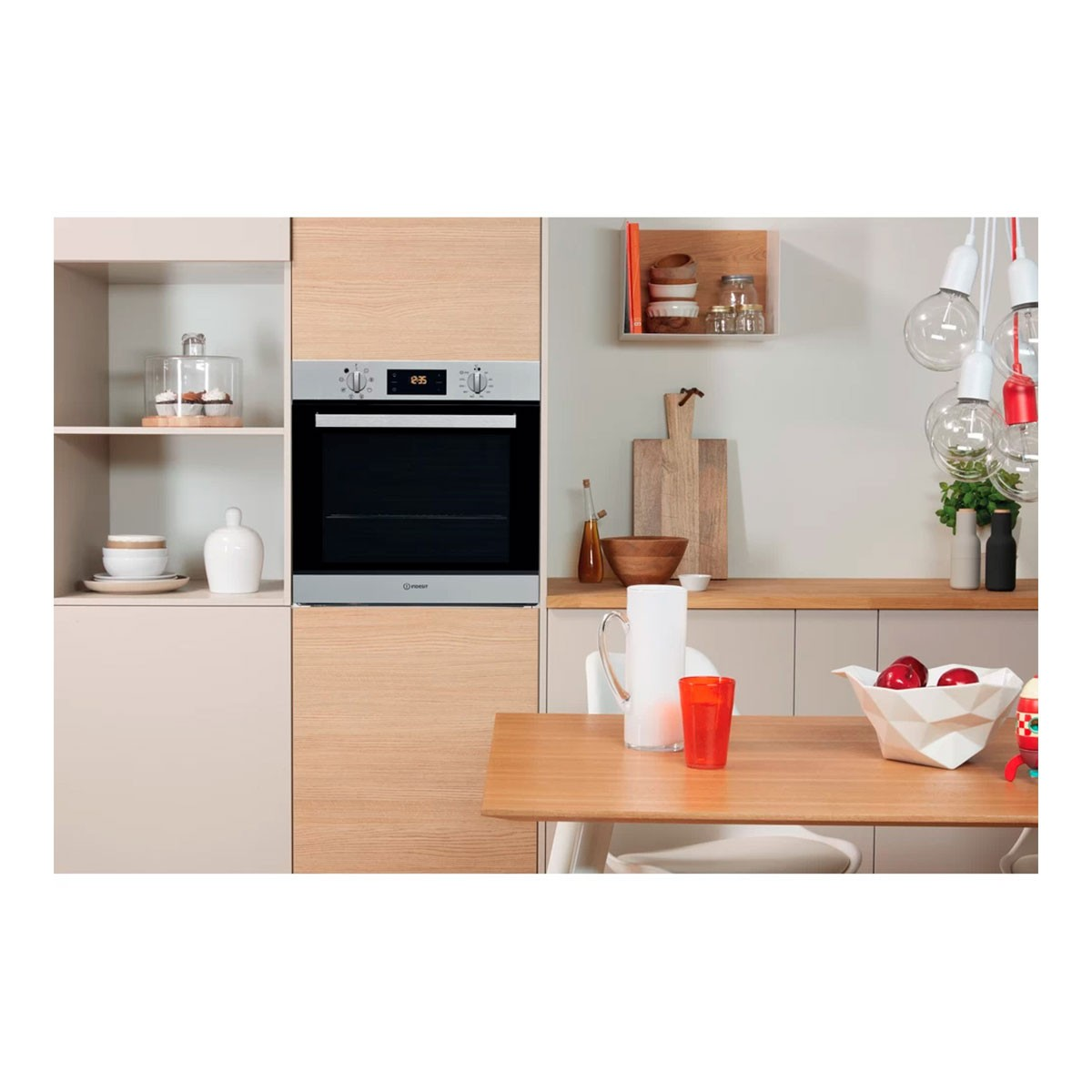 Escena de cocina con horno, mesa de madera y varios utensilios. Un jarrón blanco está en la mesa.