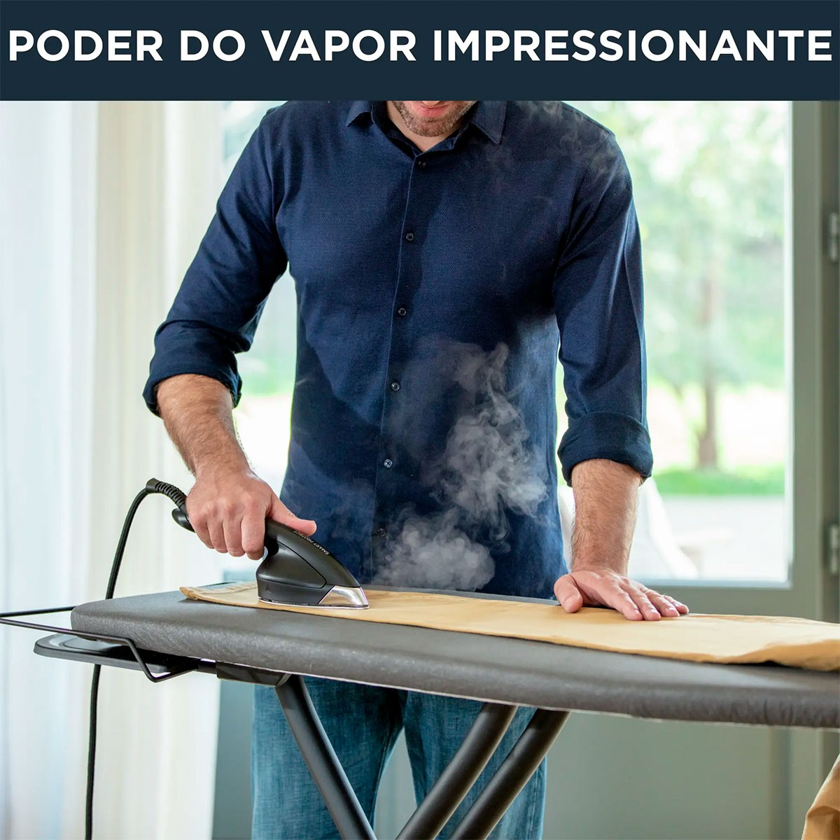 Uomo che stira con ferro a vapore su asse da stiro. Testo sopra l'immagine.