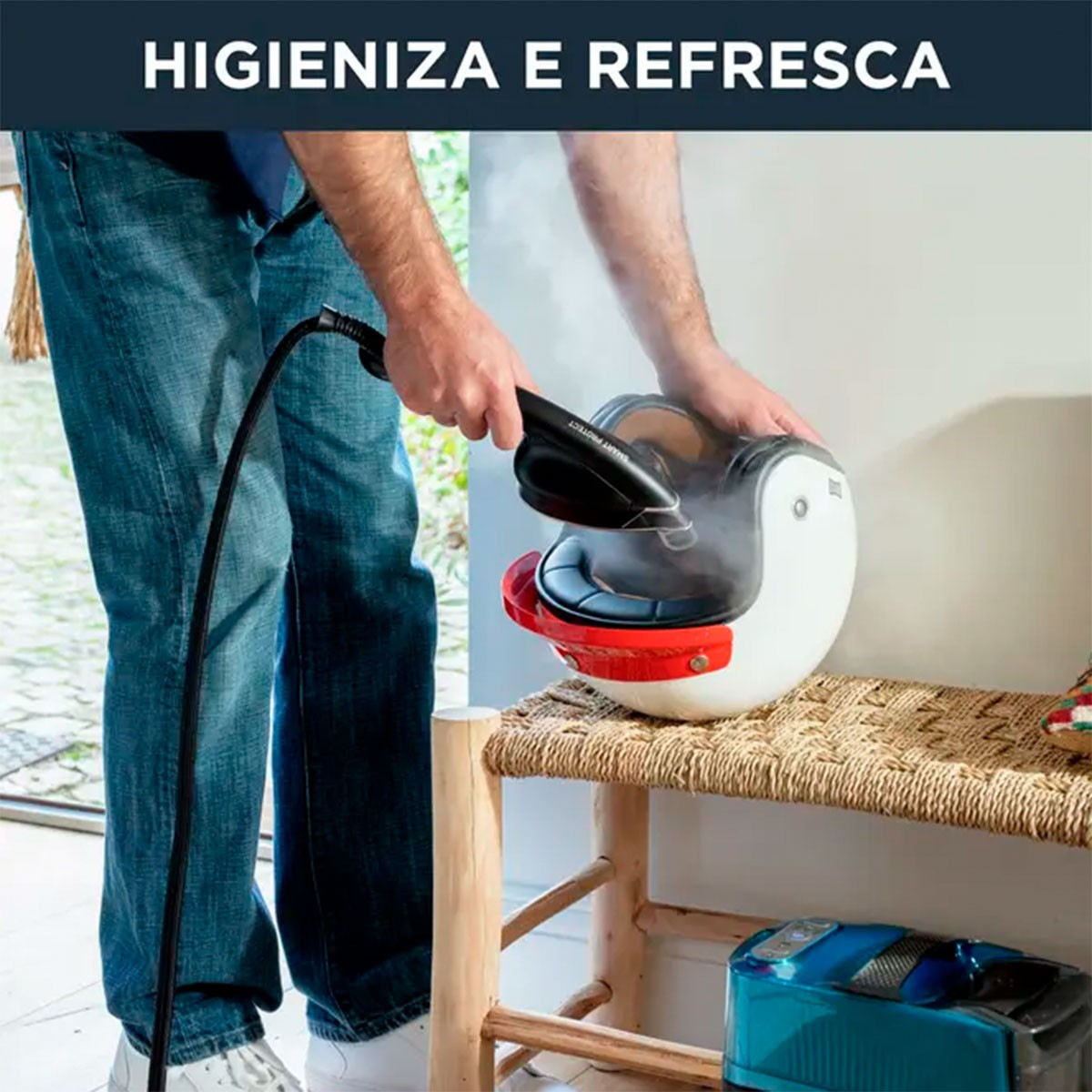 Persona che vaporizza un casco su una panca. Testo: 'HIGIENIZA E REFRESC'.