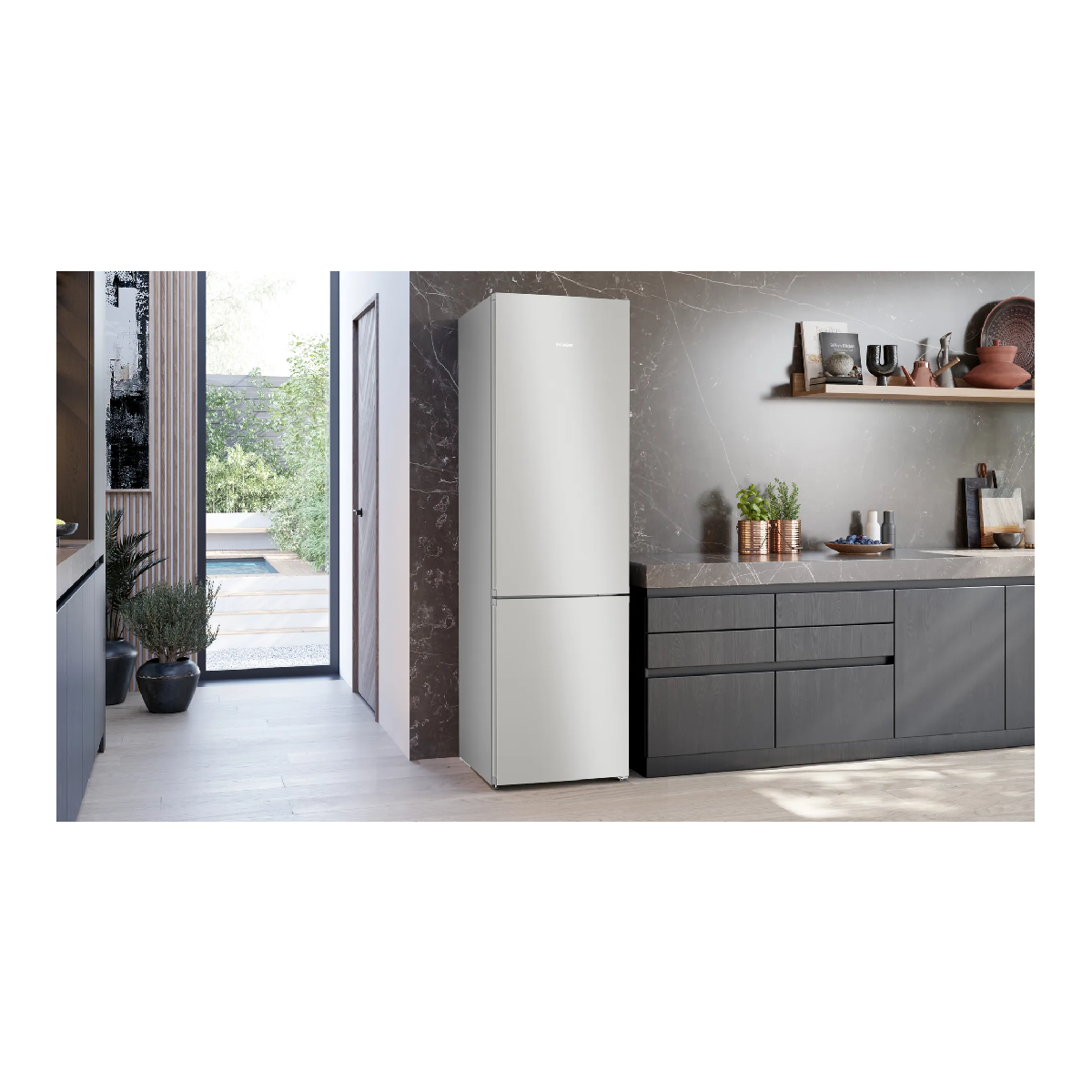 Refrigerador con congelador inferior, en un entorno de cocina. Color gris claro.